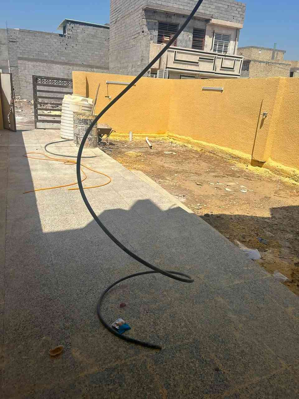 السلام عليكم 🫡 دار للبيع مساحه ٢٥٠ متر
غرفتين نوم وصاله وهول داخلي ومطبخ 
وصحيات 
زراعي سند ٢٥ إقرار محكمه مباشر من صاحب سند 

شارع ٧ متر 

بسعر ٧٠ مليون وبي مجال بسيط 

موقع منطقه دوانم نهايه شرطه خامسه خلف جامع ملك القدوس 

***********
