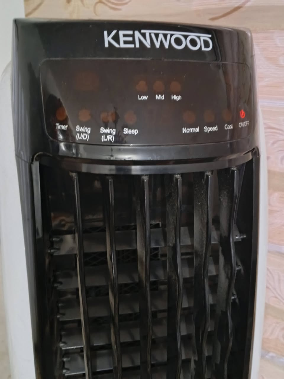 السلام عليكم شباب
للبيع مبردة هواء عمودية (قاط) من شركة KENWOOD:
 * الشركة والماركة: KENWOOD أصلية.
 * الحالة: استخدام 3 أشهر فقط، حالها حال الوكالة، جديدة ونظيفة جداً.
 * المواصفات والخصائص:
   * شاشة رقمية LED لعرض درجات الحرارة والإعدادات.
   * لوحة تحكم باللمس بعدة أنظمة (Timer - Sleep - Normal Speed - Cool).
   * 3 سرعات للتحكم بالهواء (Low - Mid - High).
   * موجهات هواء أوتوماتيكية للتحريك أفقي وعمودي (Swing U/D - L/R).
   * تصميم عصري وأنيق باللونين الأبيض والأسود.
 * السعر: 200,000 دينار (وبي مجال للشراي).
 * العنوان: بغداد - الشعلة.
 * رقم الهاتف: ***********
