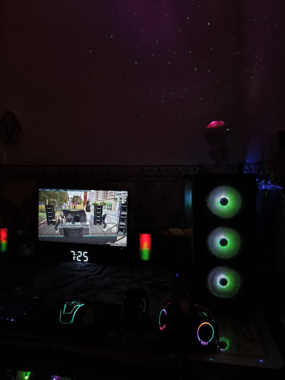 للبيع: تجميعة بي سي✨ (PC Gaming) متكاملة سيت أب كامل جاهز للاستخدام
مواصفات التجميعة (الكيس):
​المعالج: AMD Ryzen 5 5500  
​كرت الشاشة: Inno3D iChill GTX 1070 8GB
​اللوحة الأم (Motherboard): Gigabyte B450  
​الرام: 16GB DDR4 بسرعة 3200MHz (قطعة واحدة)  
​التخزين: SSD 256GB + HDD 320GB  
​الكيس والتبريد: Sama RGB مع 4 مراوح تبريد  
​الملحقات والشاشة (السيت أب كامل):
​الشاشة: Raptor قياس 24 إنش، تردد 180Hz Fast IPS. جديده
​الـ UPS: جهاز Rising قدرة 3000VA لحماية الجهاز وتغذية الطاقة.   جديد
​الملحقات:
​كيبورد قيمنق Sunsonny RGB.
​ماوس قيمنق Xtrike Me.
​سماعة قيمنق GH30 RGB.
​ساعة رقمية سطح مكتب.
​ملاحظة للأمانة:
​يوجد منفذ رام واحد (Slot) عاطل في المذربورد، والجهاز يعمل بشكل ممتاز وسلس جداً على المنفذ الثاني بقطعة رام 16GB.
​السعر  للسيت اب كامل:  700 الف دينار عراقي 
المكان  بغداد  الشعب  

رقم الهاتف ***********
