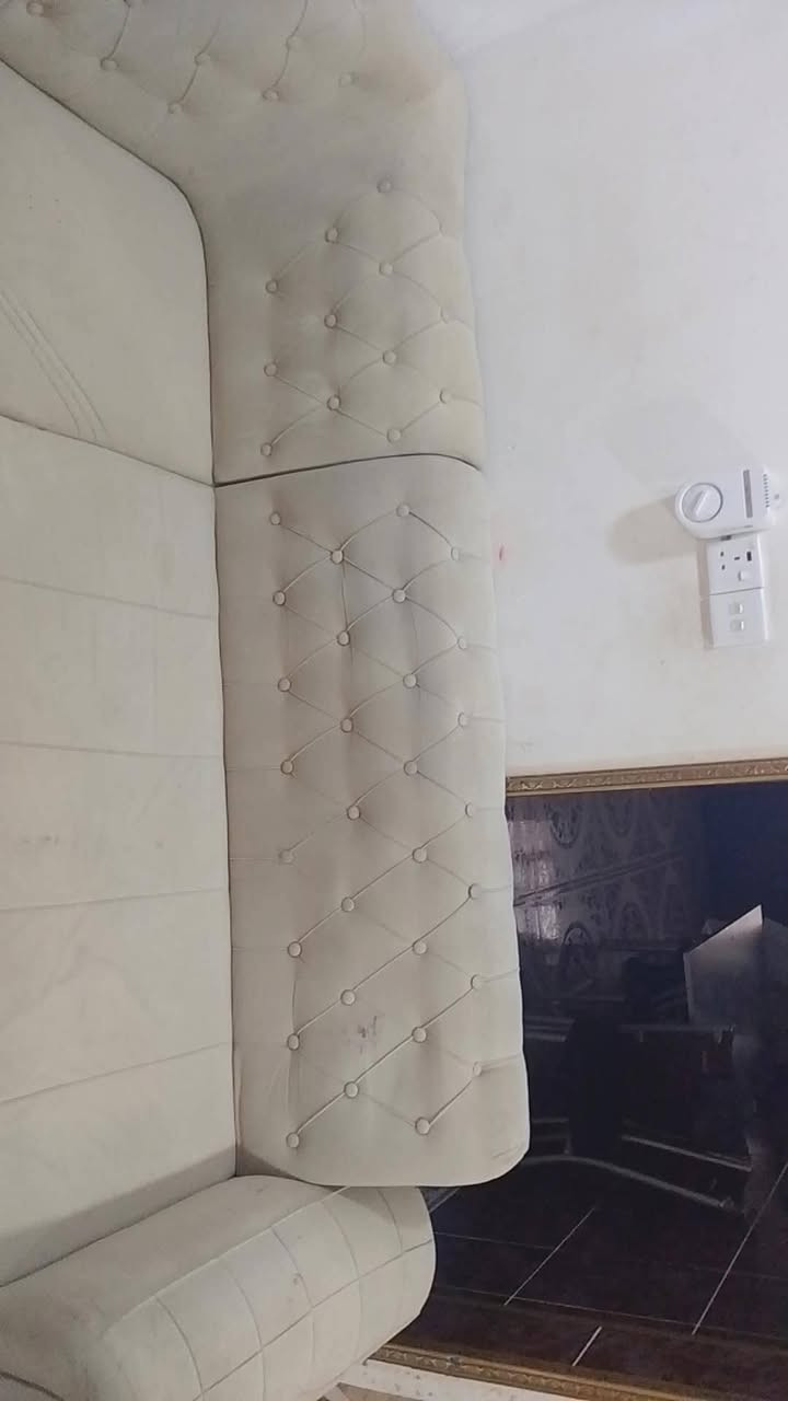 السلام عليكم ديوان للبيع كلش نضيف اخو الجديد سعر 170 وبي مجال للتواصل***********
