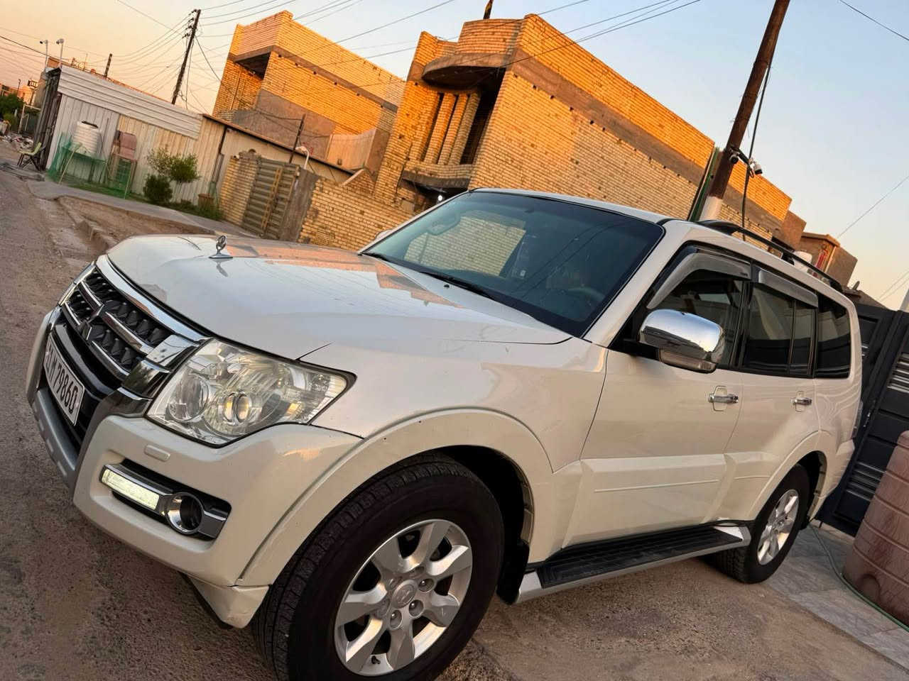 سلام عليكم 
باجيرو ٢٠١٦ حبتور بلادي فول الفول مكفولة من الصبغ والبارد والضربه بيه طخات بسيطة وباقيات على وظعهم ما مصلحات ومبنات بالصور السيارة عليها ادامة كاملة منضومة بانزين كامله نوزلات قاعدة فيتبم كامله بلكات فلاتر دهن گير وصدر امامي جديد تخم تاير جديد السياره ماعايزة برغي تبريد ثلج 
موصفات السيارة 
١- جلد بلادي 
٢- كشنات ٢ كهرباء
٣- فتحة صقف بنوراما 
٤- دمام بلادي 
٥- فور ويل 
٦- سبعه راكب 
٧- فول سستم سماعات محيطية
٨- زراك لايت بلادي 
٩- اشاير بالمري 
١٠ - شاشة بلادية 
١١- اتلث قطع تبريد 
سعر السياره (١٨٠) وبيها مجال بسيط جداً للعملة مكان سيارة بغداد الكرخ للاستفسار *********** بغداد, العراق
