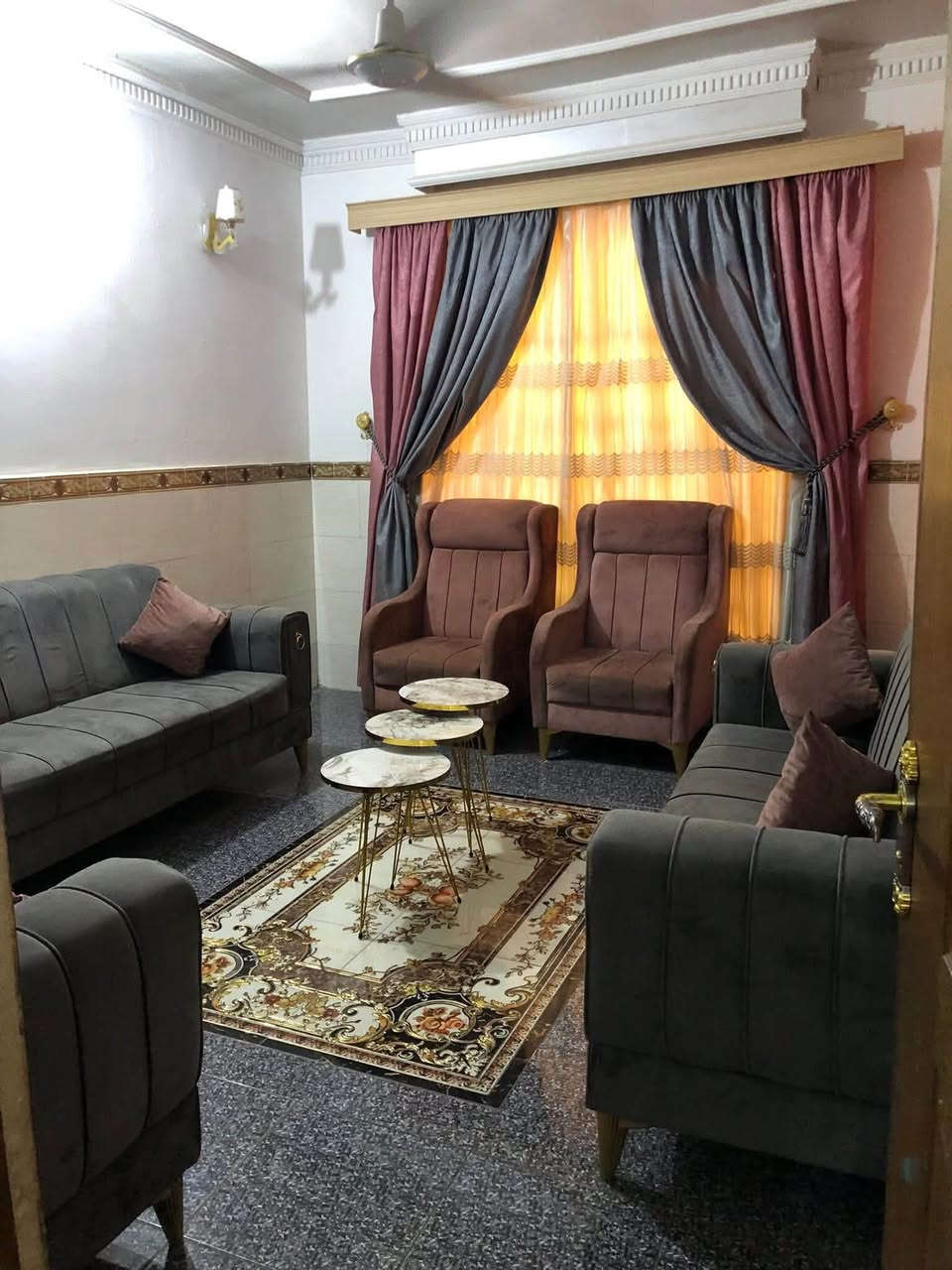 السلام عليكم
للبيع بيت المساحة 100متر 

الواجهه 5 النزال 20 طابو صرف ترميم جديد مسلح

-مدخلين

-استقبال حولي جبير 

-يحتوي على ثلاث غرف نوم

-شارع عريض 15متر 

العنوان شارع الصحة مقابل مطعم محمد الكردي 

للإستفسار ***********

السعر 195 وبي مجال
