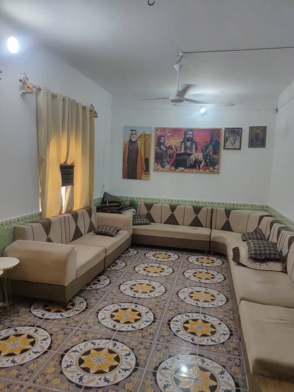 السلام عليكم 
بيت للبيع حي الزهراء زراعي 
قريب العبره عن جامع الزهراء ع ثلاث افرع البيت جاهز من كل شي بس تخلي غراضك وتسكن يحتوي على غرفتين وصاله ومطبخ وبراني وصحيات خارجيه وداخليه وخط مولد وخط نت الارضيه كلها سيراميك هذا رقمي الخاص *********** السعر 60 قفل البيت مسجل معامله بالطابو
