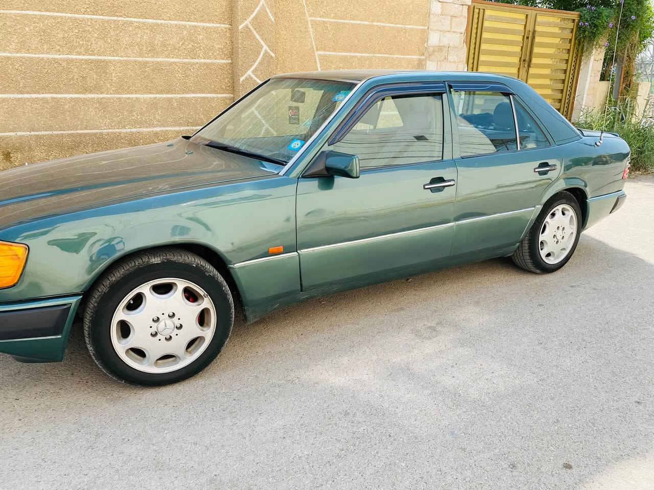 - مارسدس دب1991سياره نظيفة شوفت عينك وأحلى من صور كير ومحرك بشرط حدادية جديدة امامي خلفي مصبوغه عام جمالية سنوية باسمي وهزة جديدة لل 29 ديالى بعقوبة ***********  السعر 62وبيها مجال حك الجية
