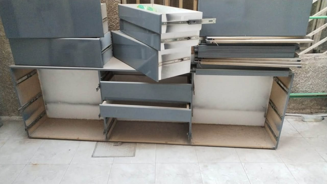 رفوف متوفره يمي مستعجل ع بيعه نضيفات كولش عنوان بغداد كراده الي يريد يخابر ع رقم ***********
