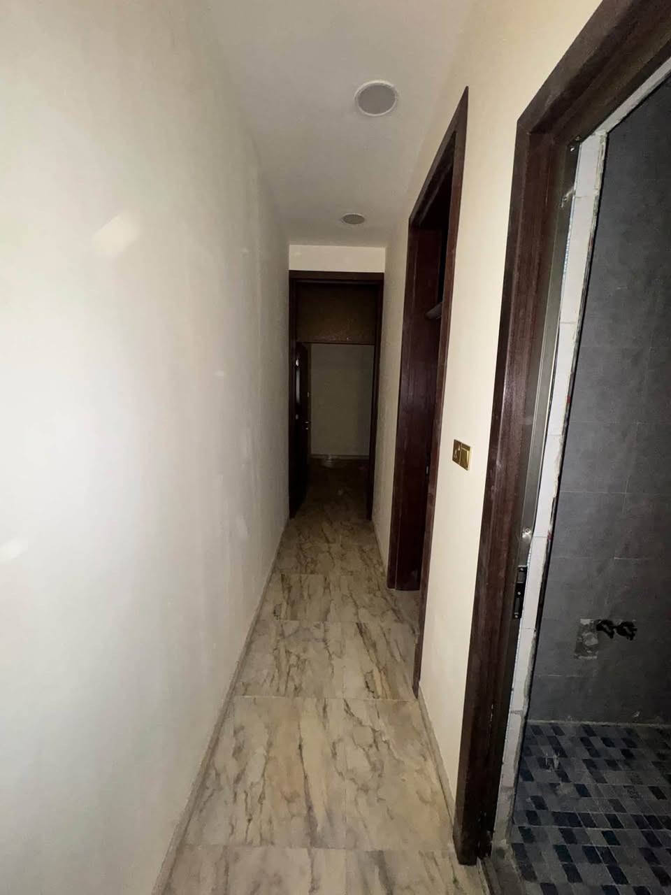شقه ط1 • غرفتين • خلف جامع انيس