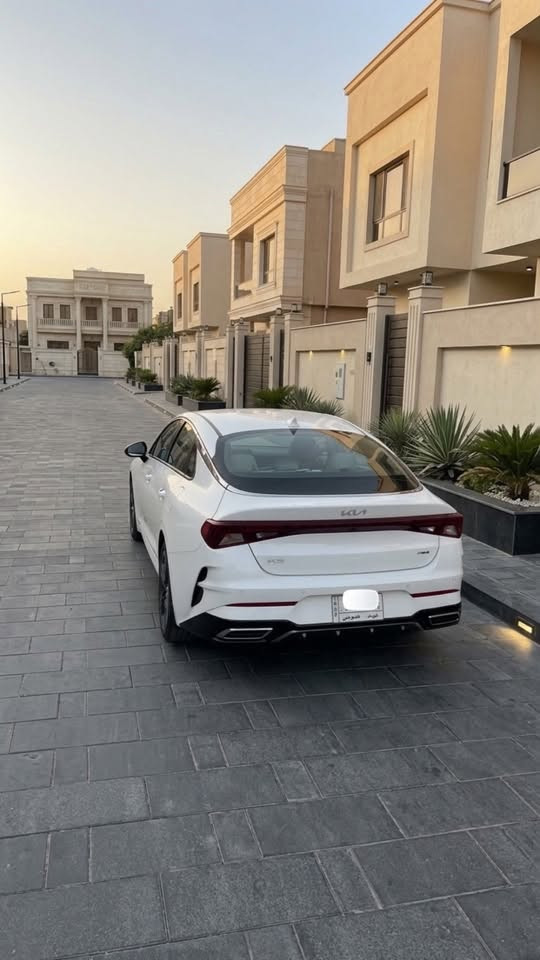 K5 2023
ضمان المجموعه الدوليه وبعدها بالضمان ماشيه ٩٢ الف كم
مكفوله من كلشي وعلى ايدي من الزيرو والصيانه كلها بالشركه 
محرك ٢٠٠٠
بصمه تبريد قطعتين حساسات امامي خلفي كشن كهرباء شاشه فول تحكم ستيرن 
السعر ١٩٠٠٠$ 
مكاني بغداد حي الجامعه 
***********
