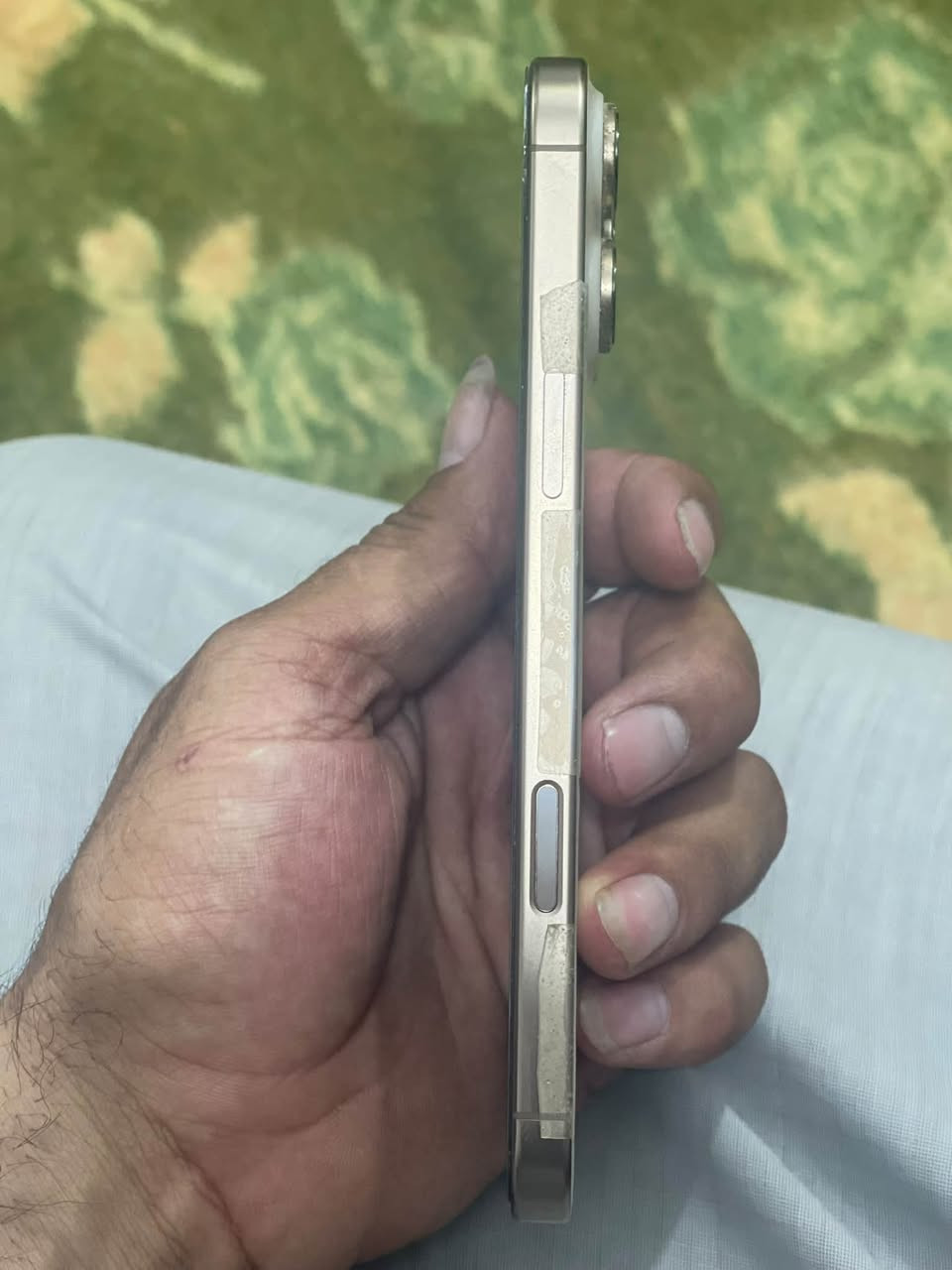 ايفون ١٦برو ماكس كارتون وياء شاحنه ما بي نظافه ١٠٠/شوف الجهاز بعينك احله من الصور لزكاته ما مشلوعه رقمي ***********
