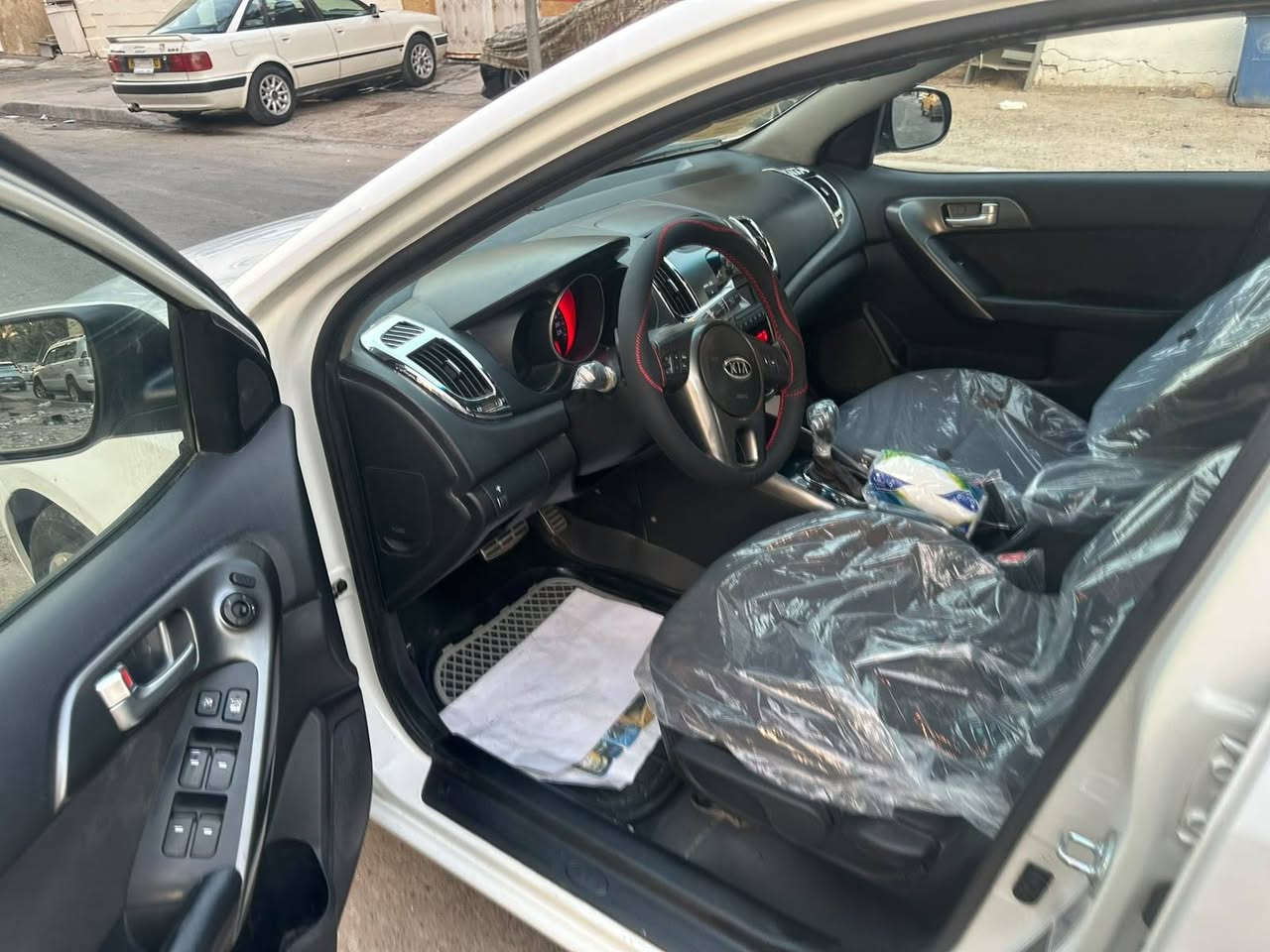 سلام عليكم شباب عندي كيه سيراتو خليجي محرك 1600 دكشن عالي المرغوب فتحه بصمه كامره حساسات شفتات بلستيرن يعني فول مواصفات بصمتين وياهه جاهزه كير ومحرك حداديه تخم تاير تتدفئه وتبريد ثلج دوشمه كشنات مري شفط رقم بغداد الماني سنويه جديده 2029 تحويل مباشر ا
مكانه بغداد السياره كلش نظيفه بيه باب خلفي صبغ والباقي كفاله  *********** بغداد, العراق
