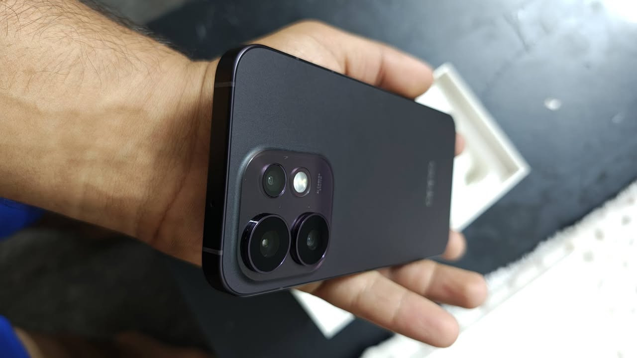 السلام عليكم ورحمه الله 
اوبو رينو 16 سوبر 5g
الجهاز فقط مفتوح من الكارتونه لا مشحون ولا مشتغل 
🔥 OPPO Reno16 5G

📱 شاشة AMOLED 6.32" — 120Hz
⚡ Snapdragon 7 Gen 4
💾 رام 12GB + ذاكرة 256GB
📸 خلفية 50MP + 50MP ألترا وايد + 50MP تيليفوتو
🤳 سيلفي 50MP
🔋 بطارية 6000mAh
⚡ شحن سريع 80W
📶 يدعم 5G
💧 مقاومة ماء وغبار IP69K
🤖 ColorOS 16
🎥 تصوير 4K 60fps
وبعد بي هواي مواصفات الجهاز فقط انفتح من الكارتونه
سعر الجديد 920 الف
اني عارضه 850 الف وبي مجال حك الجيه
***********
