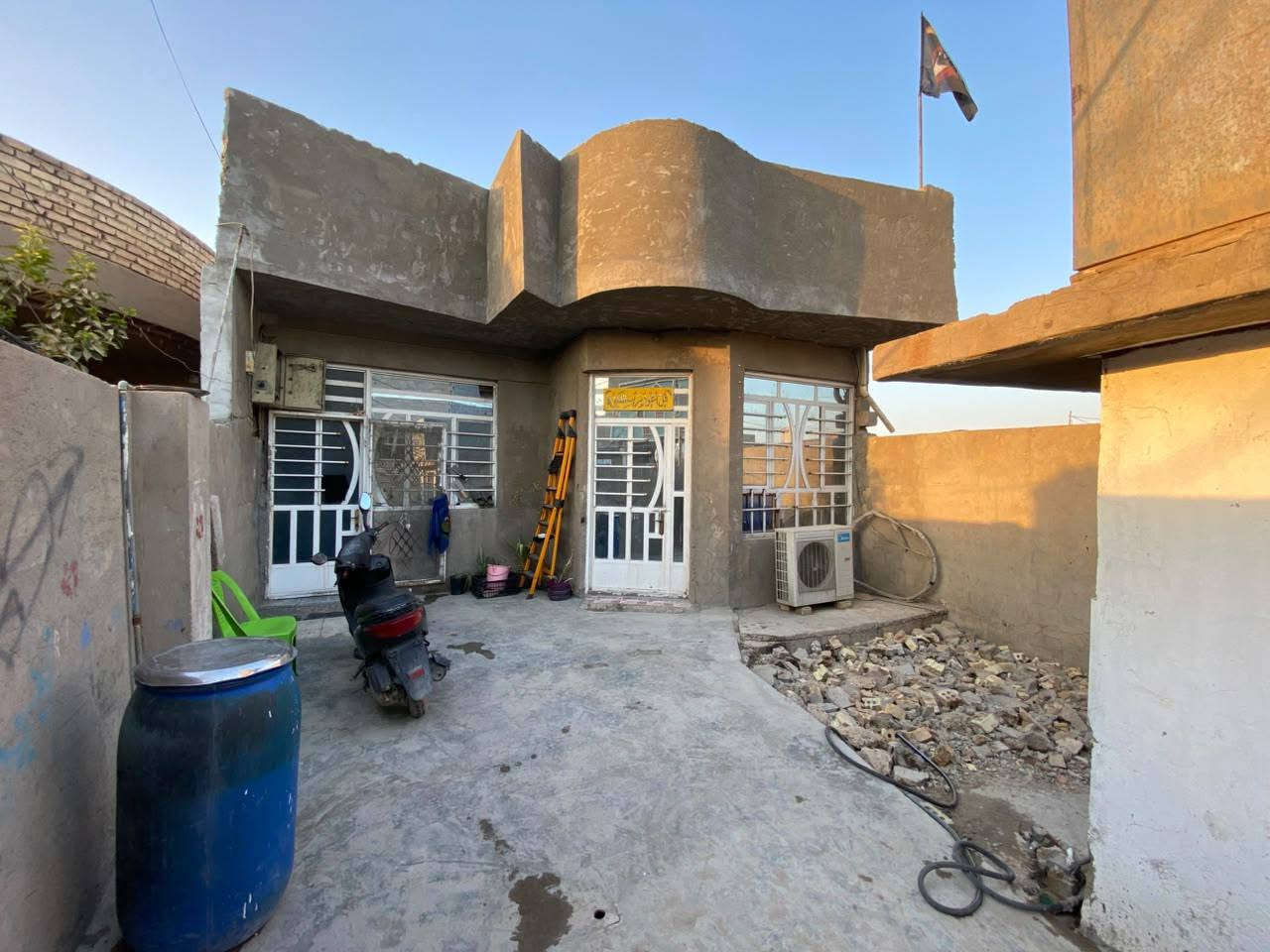 سلام عليكم عندي دار للبيع مساحه200 العنوان بغداد الكرغوليه سدة جبور معمل أبو غزوان القديم بيت قريب على لسدة لبيت يحتوي على 3غرف 🛌 و حمام2🛁 و يحتوي على ترك2 حلو كلش حلو لبيت ونضيف الرقم ***********بي وتساب السعر64وبي مجال🫰🤌😱😱
