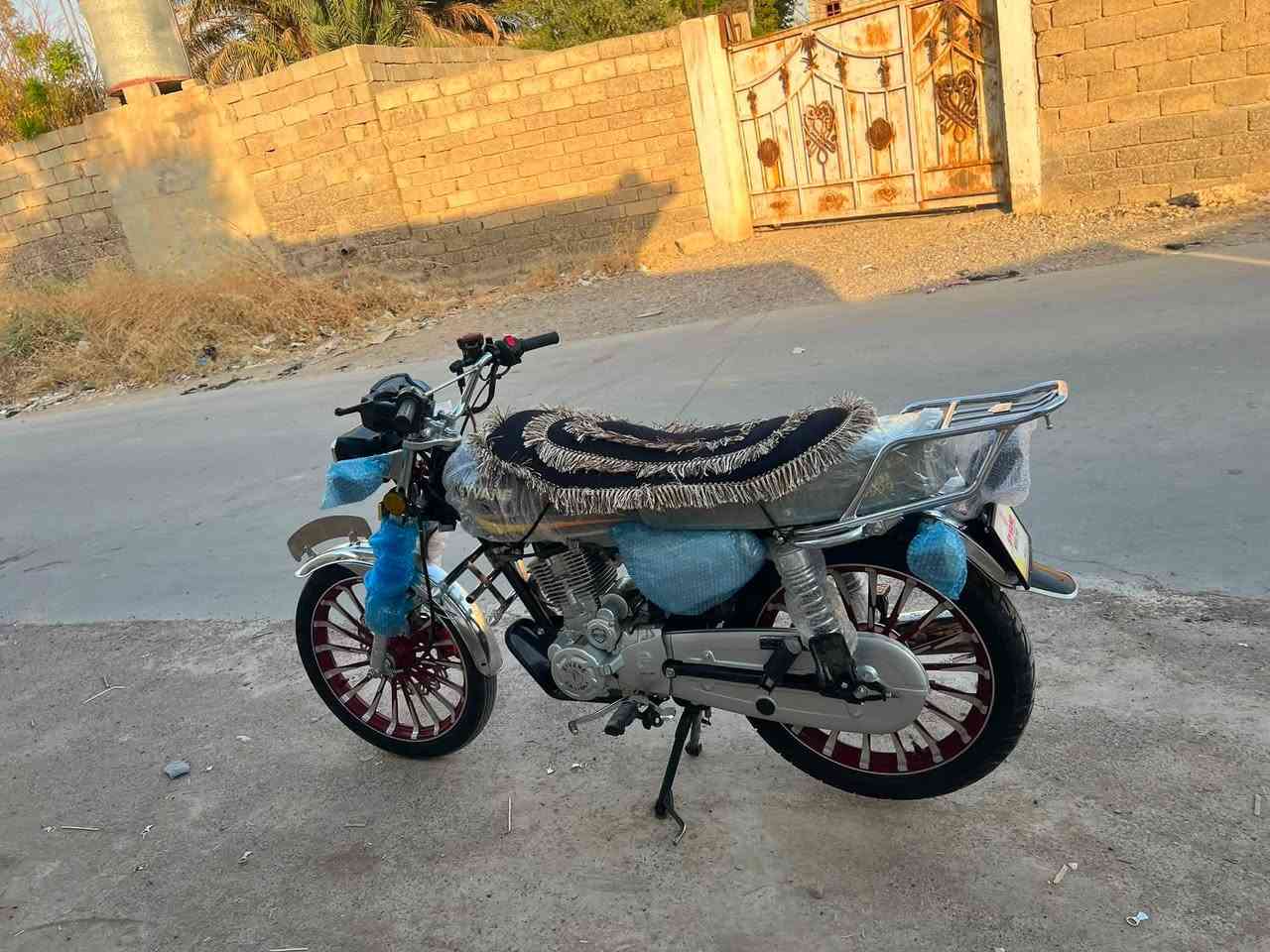 سافان موديل 25 محرك 200 كبس تواير جوبلس
دراجه اخو جديد سعر 750 وبيها مجال حك الجيه للتصال***********
