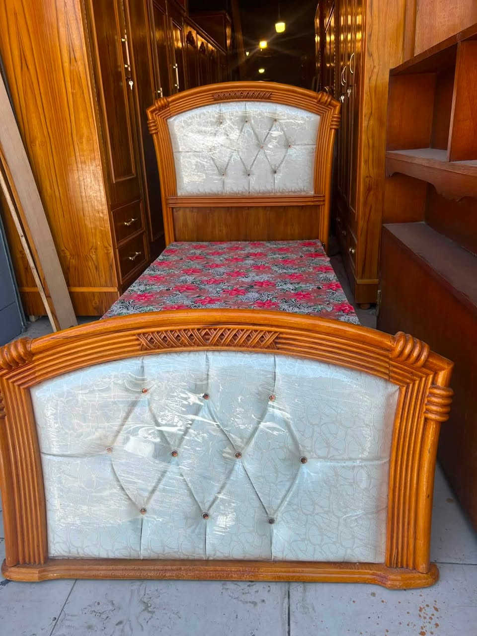 تخت نفر للبيع جديد زان مصري ✨✨🛎🛎
صاج زان مصري حفر شغل توصي ثقيل  كشن بلوك✨6 رجلين 

العرش متر الطول مترين 

للاستفسار الاتصال على الارقام 

اسيا 📞(***********)

كورك📞  (***********)

عنواننا 

الحدباء معرض ابو حسون قرب مرطبات البحرين ❄️⭕️⭕️
