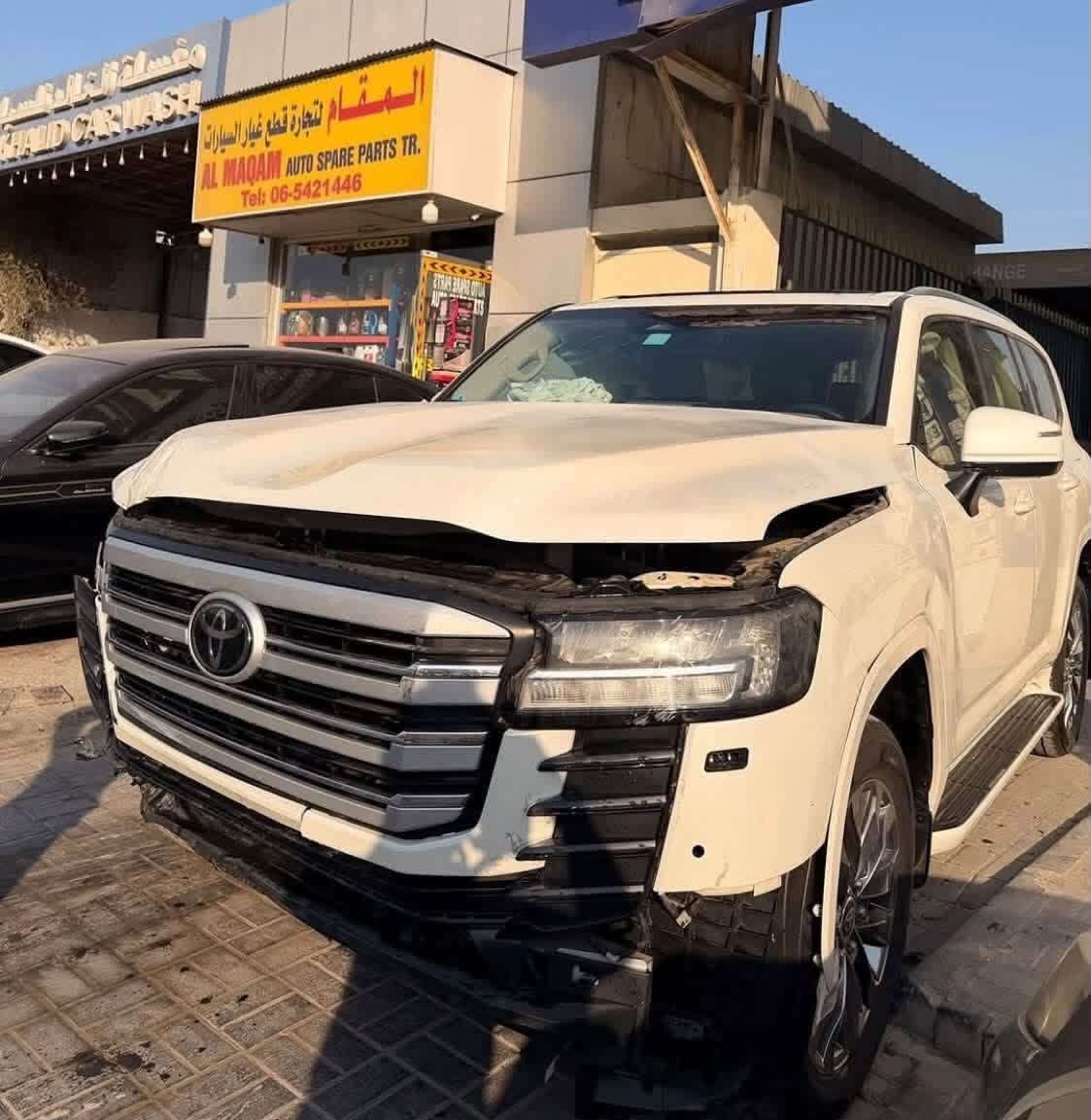 السلام عليكم مكلف بالنشر ابيع على الحادث كفاله عامه سابقاً سياره شغال وكفاله عدى الضرب هذا 
لاندكروزر2025 GXR 
 فئة فل كامل " بالخليج، 
يجي محرك بنزين تنفس طبيعي 
*1. المحرك والأداء*
- *المحرك*: 3.5 V35A-FTS
- *القوة*: 409 حصان @ 5200 
- *القير*: أوتوماتيك 10 سرعات
- *الدفع*: رباعي دائم Full-Time 4WD
*3. مواصفات فئة VX Limited - فل أوبشن خليجي*
*الخارجية:*
- جنوط 20 إنش
- كشافات BI-LED مع تعديل تلقائي + High Beam Assist
- كشافات ضباب LED أمامي وخلفي
- دواسات جانبية مضيئة ألمنيوم
- مرايا كهرباء تطوي + تسخين + تعتيم + ذاكرة
- سقف بانوراما/فتحة
- شنطة كهرباء
*الداخلية والراحة:
- مقاعد جلد فاخر
- مقاعد أمامية + صف ثاني تهوية وتسخين وكهرباء وذاكرة
- مكيف 4 مناطق مستقل
- طارة جلد + خشب كهرباء
- شاشة 12.3 إنش
- شاشة عرض على القزاز HUD
- نظام صوتي JBL 14 سماعة
- شاشات خلفية 11.6 إنش 
- ثلاجة تبريد/تسخين بالكونسول
-
رقم صاحبها للاسفسار  الاستاذ عيسى *********** مكان اربيل
