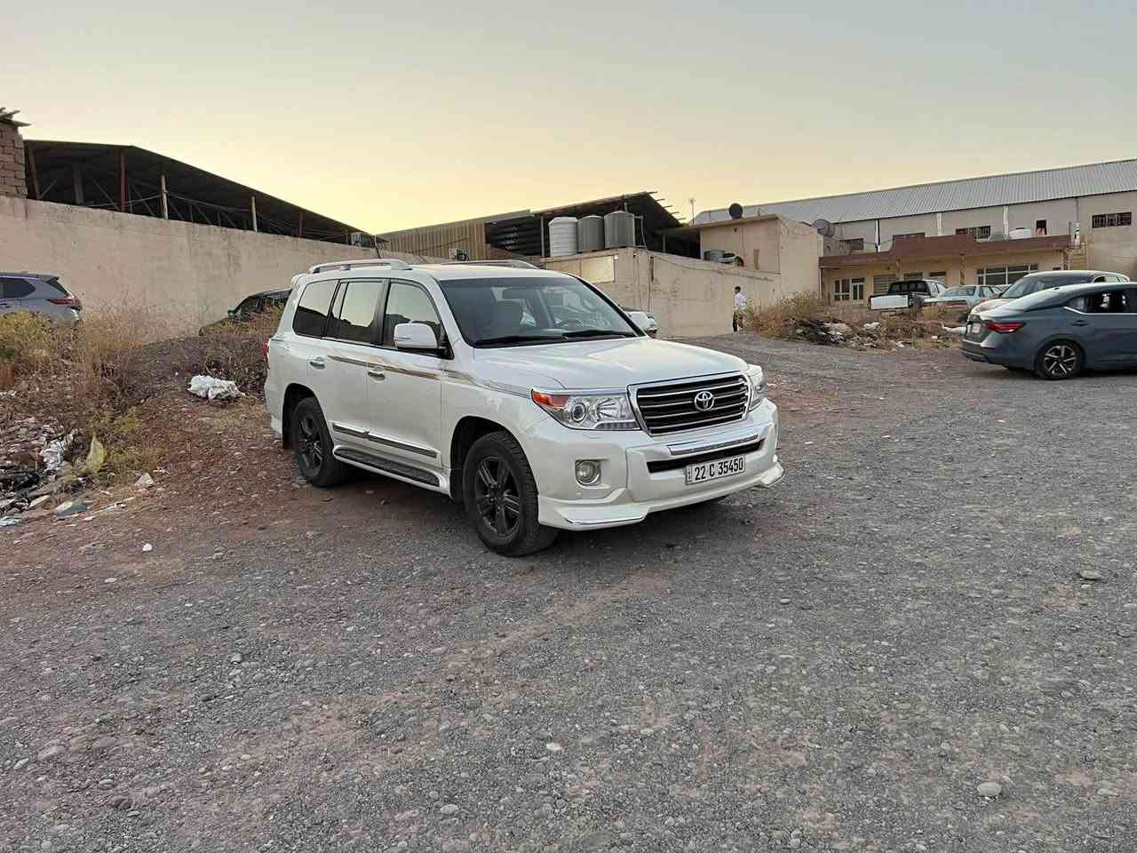 LAND GRUISER2013(GXR)كه ميك صوبخي له بن ره قه مي قه پاخ صندوق هه يه وه ده رگاي پشته وه ي دوگمه كه ي هنده م صوبخي هه يه بي داخلي وبي شانصي يرباك هيج نه كراوه ته وه گيرو مه كينه ي به شه رت پيشي كه پسه سعري305وه ره قه و كه ميك مه جال ژماره ي ته له فون*********** اكر, نينوى
