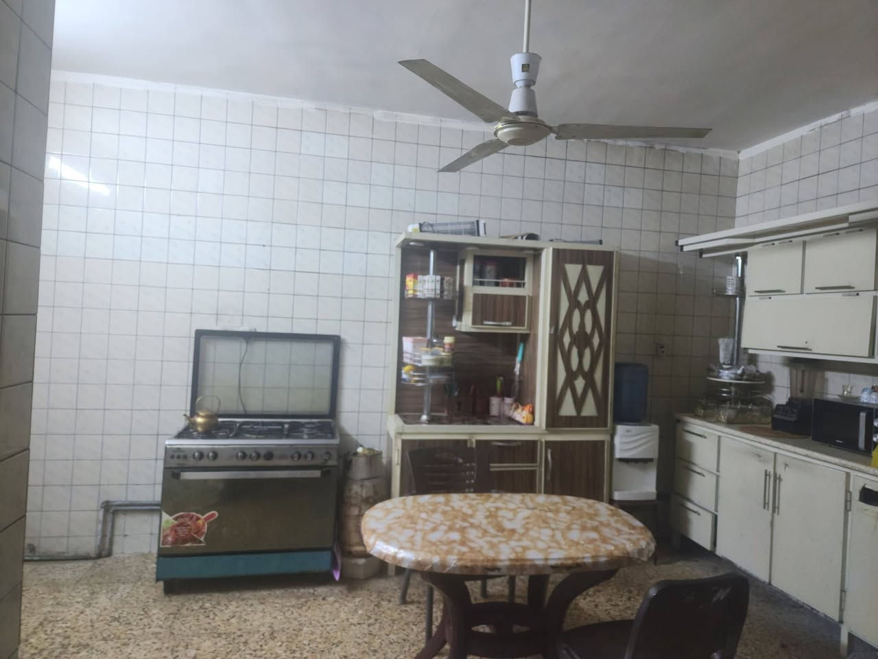 بيت للبيع في حي الجهاد الخارجيه مربع النخيل 
المساحه:200م
يحتوي البيت على:3 غرف 🛏️/3حمامات🛁/صاله واسعه / وهول / ويحتوي على منضومه تبريد مركزي مجرد تصليحات بسيطه وترجع تشتغل / وبلكونه 
للتواصل والاستفسار:***********
