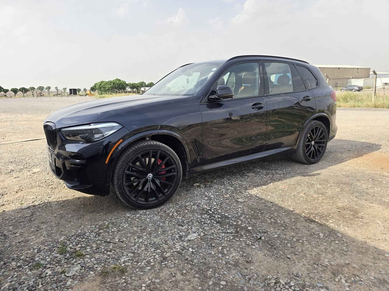 سيارة BMW X5 SDrive40i M Sport للبيع 
 الموديل: 2022
⚙️ المحرك: 6 سلندر خطي توين تيربو TwinPower Turbo
🔧 السعة: 3.0 لتر
💪 القوة: حوالي 335 حصان
🚀 العزم: حوالي 450 نيوتن.م
⚙️ ناقل الحركة: أوتوماتيك Steptronic Sport –8 ٨ سرعات
🛞 الدفع:Sdrive
📍 الممشى. 41000  ميل

⭐ مواصفات

• حزمة M Sport الرياضية
• تصميم خارجي M Aerodynamics
• اطارات M Sport قياس 22 إنش تو سايز
• فرامل M Sport
• نظام تعليق Adaptive M Suspension
• مقود M رياضي متعدد الوظائف
• شعارات M Sport
• فتح وإغلاق كهربائي للشنطة الخلفية
• فتحة سقف بانورامية
• مقاعد جلدية
• مقاعد أمامية كهربائية
• تدفئة المقاعد والمقود
• تحكم أوتوماتيكي بالتبريد 
• عدادات رقمية Live Cockpit Professional
• شاشة وسطية كبيرة مع نظام iDrive 7
‏• Apple CarPlay
• نظام صوتي فاخر
• كاميرا خلفية وحساسات اصطفاف
• أنظمة BMW للمساعدة على القيادة والسلامة ادناه : 
• Blind Spot Detection مراقبة النقطة العمياء 
• Lane Departure Warning مثبت مسار
• Forward Collision Warning مانع تصادم امامي
• نظام مراقبة المشاة في الشارع
• أنظمة الثبات والفرملة الإلكترونية
• تشغيل وإيقاف المحرك أوتوماتيكياً
• داتا شو 
• إضاءة LED
• تشغيل بدون مفتاح Comfort Access
السعر 38000 
رقم صاحب السيارة : ***********
واتساب
