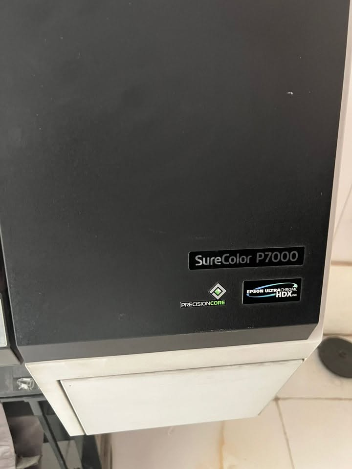 السلام عليكم طابعة P7000 ابسون مواصفاتها بالصور موجودة استخدام قليل جداً للبيع للتواصل ***********
