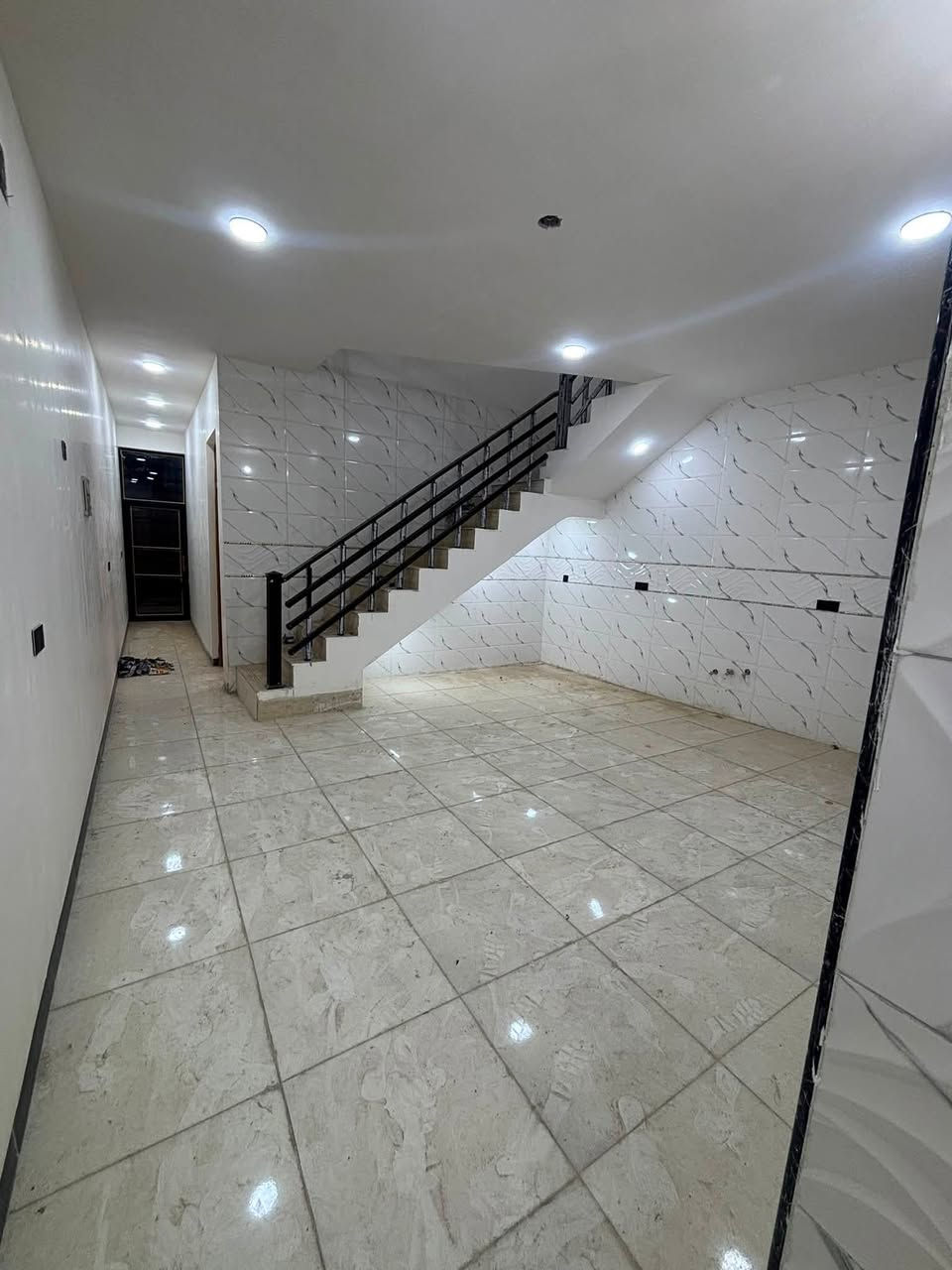 🏠 بيت للبيع – الدورة / هورجب
بيت بمساحة 100 م²، موقع مميز ومناسب للسكن.

🔹 تفاصيل البيت:
• غرفتين نوم 🛏️
• 3 حمامات 🚿
• استقبال
• صالة مفتوحة على المطبخ
• منور
• سقف خلفي

💰 السعر: 125 مليون دينار
       وبي مجال للشراي 

📞 للاستفسار والتفاصيل:
***********
