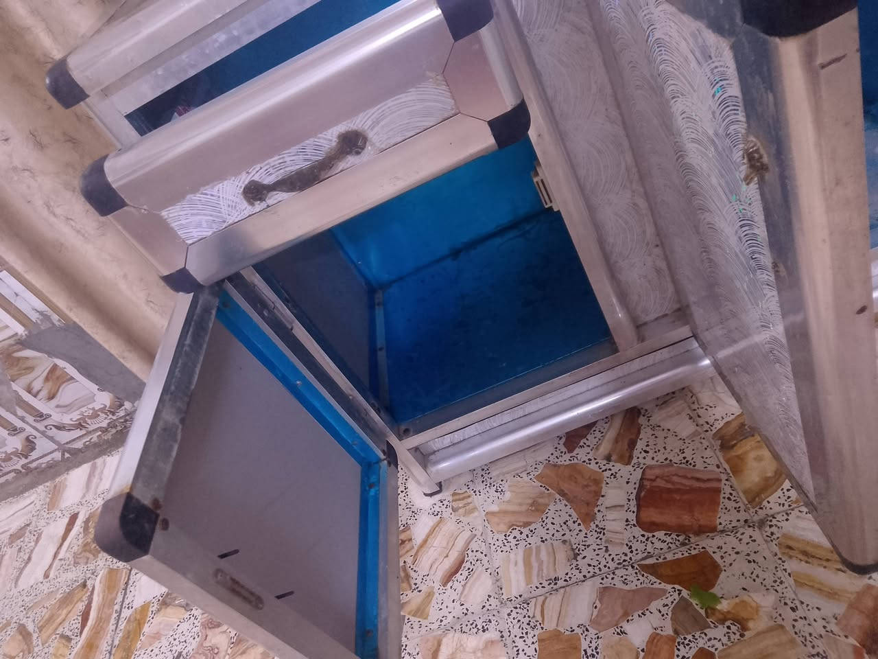 السلام وعليكم
سنك ابو جنحين. 
٣ اابواب كما مبين بصوره 
كاونتر سنك تزكام ثقيل 
مبطن نضيف كلش 
مابي كل ضررر 
عنوان بغداد الحسينيه 
عندي توصيل بلحسينيه فقط بكروه 
تواصل سعر وستفسار خاص 
متوفر عل واتساب هم 
***********
