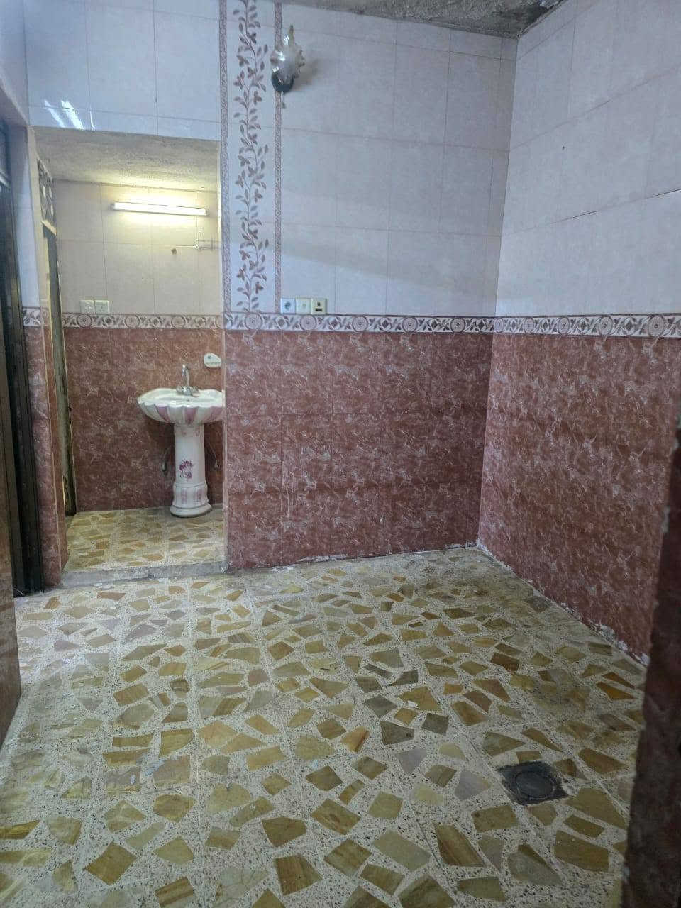 دار الايجار بيت طابق ارضي حي سومر مقابل السوق المساحه 100 متر مربى السعر الايجار 250
غرفه وهول استقبال مشتملات مربى مطبخ 
***********
***********
