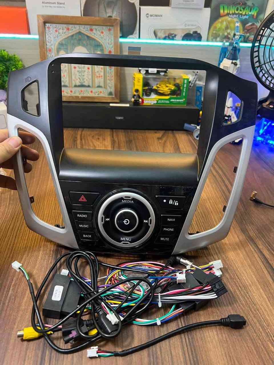 نوع القطعة: إطار تحكم وديكور شاشة أندرويد (Android Frame / Fascia Panel Kit) مع الظفيرة الكاملة.
السيارة المتوافقة: فورد فوكس (Ford Focus) الجيل الثالث (MK3) للموديلات من 2012 إلى 2018.
قياس الشاشة المتوافق: مخصص لتركيب شاشات الأندرويد الشائعة مقاس 9 بوصة.
تفاصيل الملحقات المرفقة:
علبة الكانبيس (Canbus Box): القطعة السوداء المستطيلة بين الأسلاك، وظيفتها ربط الشاشة بظفيرة السيارة الأصلية لقراءة أزرار عجلة القيادة (الستيرن)، وعرض تنبيهات الأبواب وتكييف السيارة على الشاشة.
ظفيرة توصيل رئيسية (Plug & Play Wiring Harness): فيش تجلس مباشرة على فيش السيارة الأصلية بدون الحاجة لتقطيع أو تجريح الأسلاك.
كابلات USB: وصلات ممتدة لتشغيل الفلاش ميموري أو شحن الهواتف من الشاشة.
فيشة الراديو (Antenna Adapter): الوصلة المعدنية الفضية المخصصة لتوصيل هوائي الراديو الأصلي.
مخرجات RCA الصوتية والمرئية: الفيشة الصفراء المخصصة لتوصيل كاميرا الرجوع للخلف (Rear Camera)، والفيش الإضافية للـ Subwoofer أو الشاشات الخلفية.
نوع القطعة: إطار تحكم وديكور شاشة أندرويد (Android Frame / Fascia Panel Kit) مع الظفيرة الكاملة.للاستفسار *********** يوجد توصيل لجميع محافظات العراق
