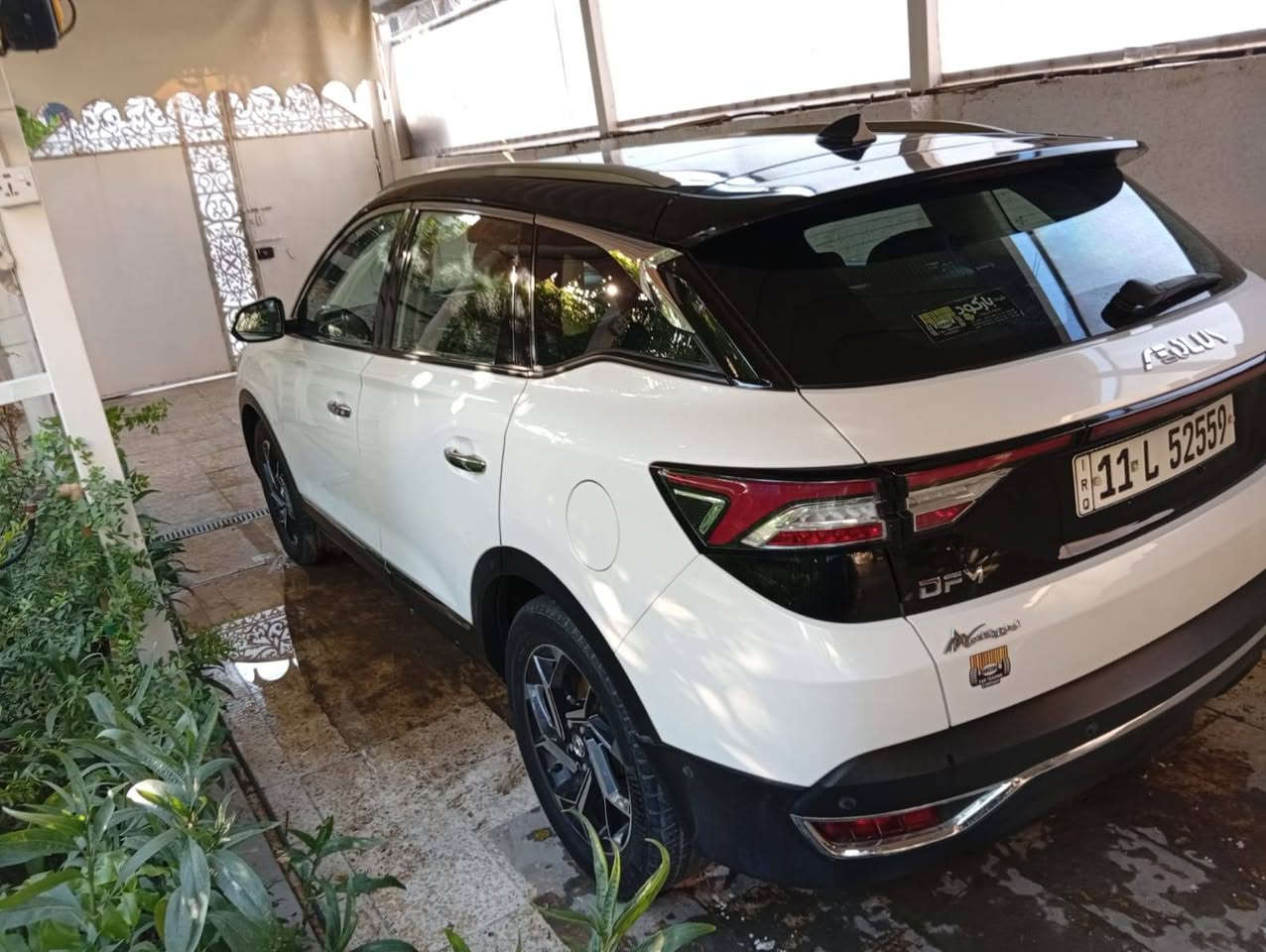 دونك فينك AX7
بسعر مناسب جدا 
السعر المطلوب 95 ورقة
مكان السيارة بغداد/جميلة 
***********
السيارة بدون اي صبغ او تبديل او تصليح
توجد رصعة في البنيد صغيرة موضحة بالصورة واخرى بالجاملغ الايمن
علما ان المحرك مبدل بي واشر قبغ ولفات 
السيارة اقتصادية جدا بالصرف والبانزين كله عادي

للبيع: دونغفينغ أيولوس AX7 (Dongfeng Aeolus AX7) – موديل 2022

​سيارة كروس أوفر رياضية بحالة ممتازة ومواصفات فول كامل، تجمع بين الفخامة، التقنية العالية، وأعلى مستويات الأمان.

​المسافة المقطوعة: 160,000 كم.

​المحرك وناقل الحركة: محرك سعة 1.6 لتر توربو اقتصادي وقوي، مع ناقل حركة أوتوماتيكي لسلاسة فائقة في القيادة.

​السقف بانوراما: فتحة سقف بانورامية واسعة تمنح المقصورة إضاءة طبيعية ولمسة فخامة استثنائية.

​أنظمة الأمان والرادار: مجهزة برادارات وأنظمة مساعدة القيادة الذكية (تنبيه الخروج عن المسار/الصدام، حساسات أمامية وخلفية، وكاميرات للركن والقيادة الآمنة).

​التصميم الخارجي: لون أبيض مميز مع سقف باللون الأسود الملكي (Two-Tone)، إضاءة LED متكاملة أمامية وخلفية، وجنوط رياضية أصلية.

​المقصورة والراحة:

​مقاعد جلد سوداء فاخرة مع تحكم كهربائي وذاكرة لمقعد السائق (Memory Seats).

​شاشة وسائط لمسية كبيرة في المنتصف.

​لوحة عدادات رقمية بالكامل (Digital Cluster).

​عجلة قيادة رياضية متعددة الوظائف مكسوة بالجلد.

​نظام التشغيل الذكي ودخول بدون مفتاح (Push Start / Keyless Entry).

​فرملة يد إلكترونية (EPB) مع خاصية التوقف التلقائي (Auto Hold).
