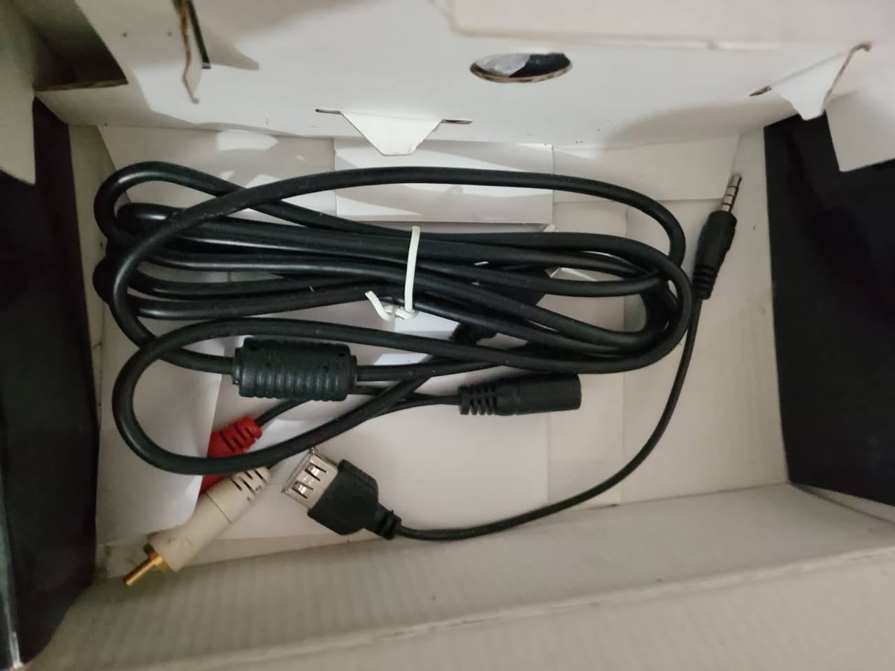 السلام عليكم ورحمه الله وبركاته
متوفر كرت صوت نظيف وكامل ملحقاتة
كرت صوت اسود كريتف
 (Creative Sound Blaster X-Fi Surround 5.1 Pro)
الكرت مستخدم شي قليل ونضيف 
العنوان بغداد العبيدي 
التواصل ***********
