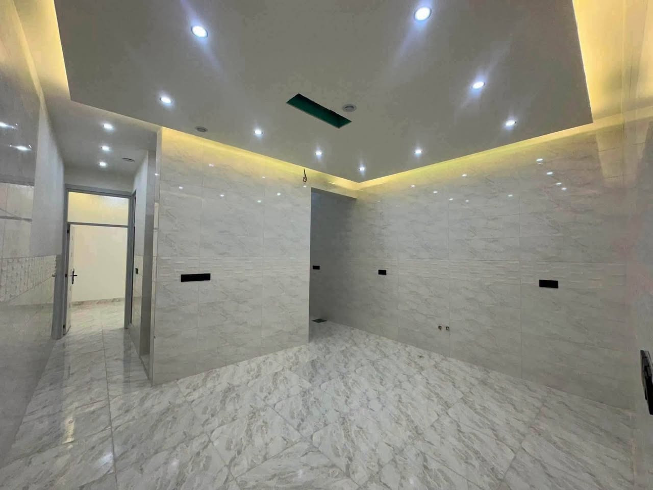 دار للبيع 100 متر طابو صرف 
موقع كركوك حي الاسرى قرب مسجد قباء
طابق اونص 
يحتوي على غرفتين نوم ودرج خارجي وبناء حديث فول مواصفات
موقع حي الاسرى قرب مسجد قباء 
السعر 105 مع المجال 
***********
مكتب سما كركوك
