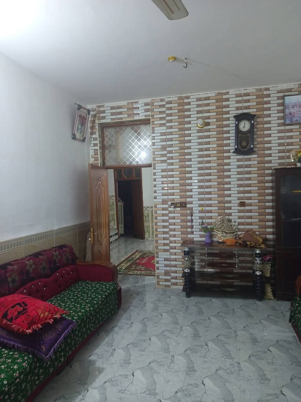 .* طابو صرف 
يباع نقد أو على المبادرة.
بيت مساحة/248م.
الموقع ناحية أبي غرق الخواص مقابل المعهد التقني . على شارع تجاري عرض الشارع 30متر. بيت طابقين أربع غرف نوم موقع فوق الممتاز. توفر كافة الخدمات مدارس أسواق قريب جداً على شارع الزوار حله كربلاء. للاستفسار الاتصال على صاحب الدار.
هاتف/ ***********
***********
