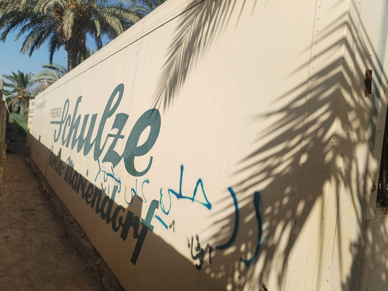 براد حافضه طول13،60
بدون ارضيه للبيع 
للإستفسار: 
***********
***********
