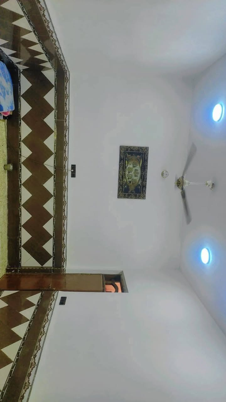 سلام عليكم ورحمه الله بيت للبيع مساحه 240م زراعي عماره.   حي المدثره شارع لإمام علي ع سلام كافه الخدمات متوفره ماء مجاري شوارع بلديه بناء جديد استفسار اتصال ***********
