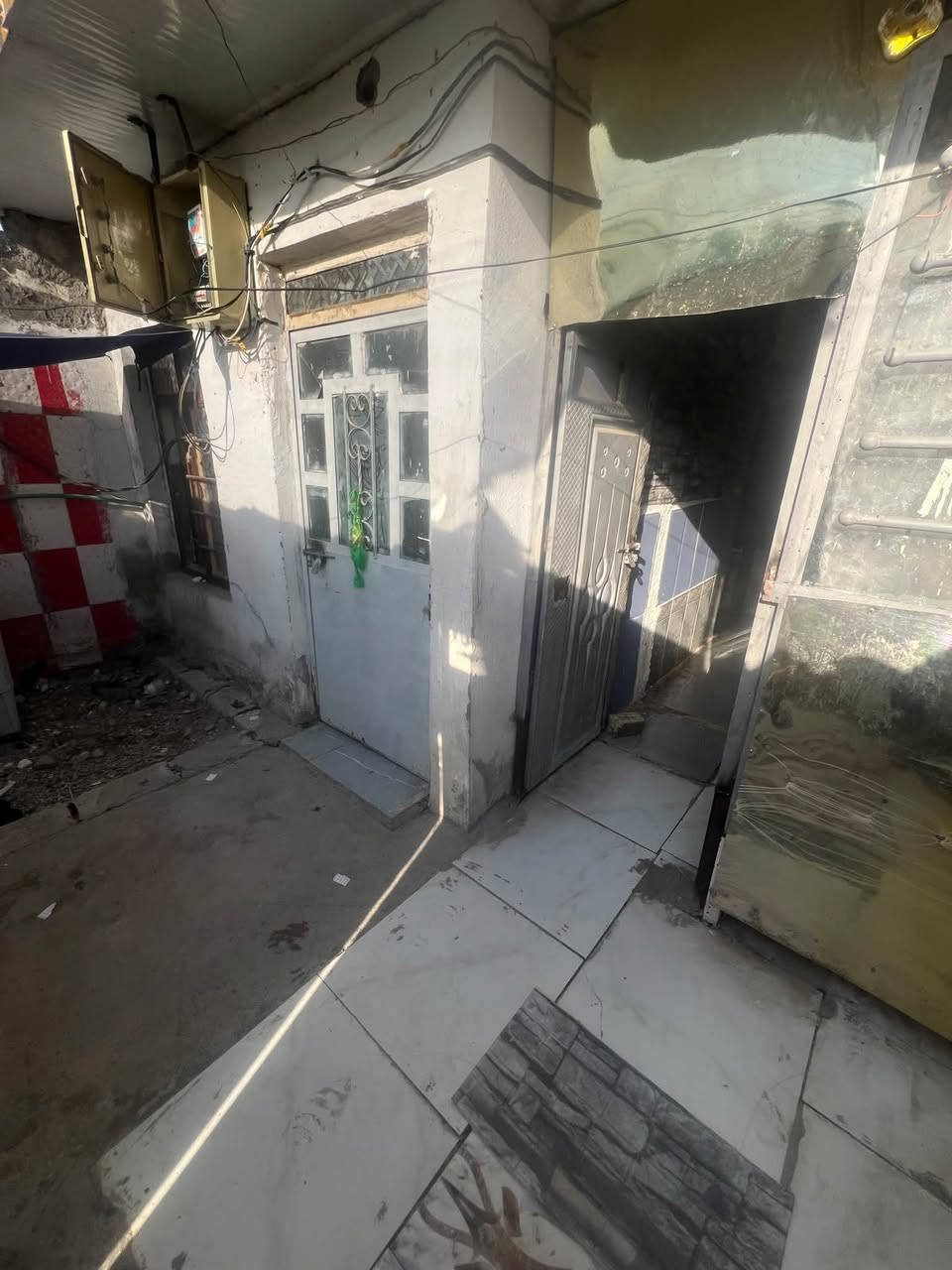 بيت تجاوز البيع  الزعفرانية شارع المعهد قرب المنصه وره جامع ابو سكندر  منطقة كامله ماء كهربائي مجاري كلها كامله 
خدمات كلها قريبه عليك قريب علا الشرع المعهد الخدمي يصير بين منطقة الطابو وبين شارع المعهد الخدمي منطقة حلو وآمنه من كل شي ما عليها  ابن الزعفرانية يعرف بيها وإذا قريب اسل علا المنطقه بيت مرتب حلو ما تخسر اي شي جيب غراضك وكعد وشايف الف خير يحتوي البيت علا التواصل السعر ١٧ وبي مجال تدلل اتصل او راسلني علا الرقم ***********
استقبال 
مطبخ 
هول
غرفة نوم كبير 
حمام 
ترك كبير
