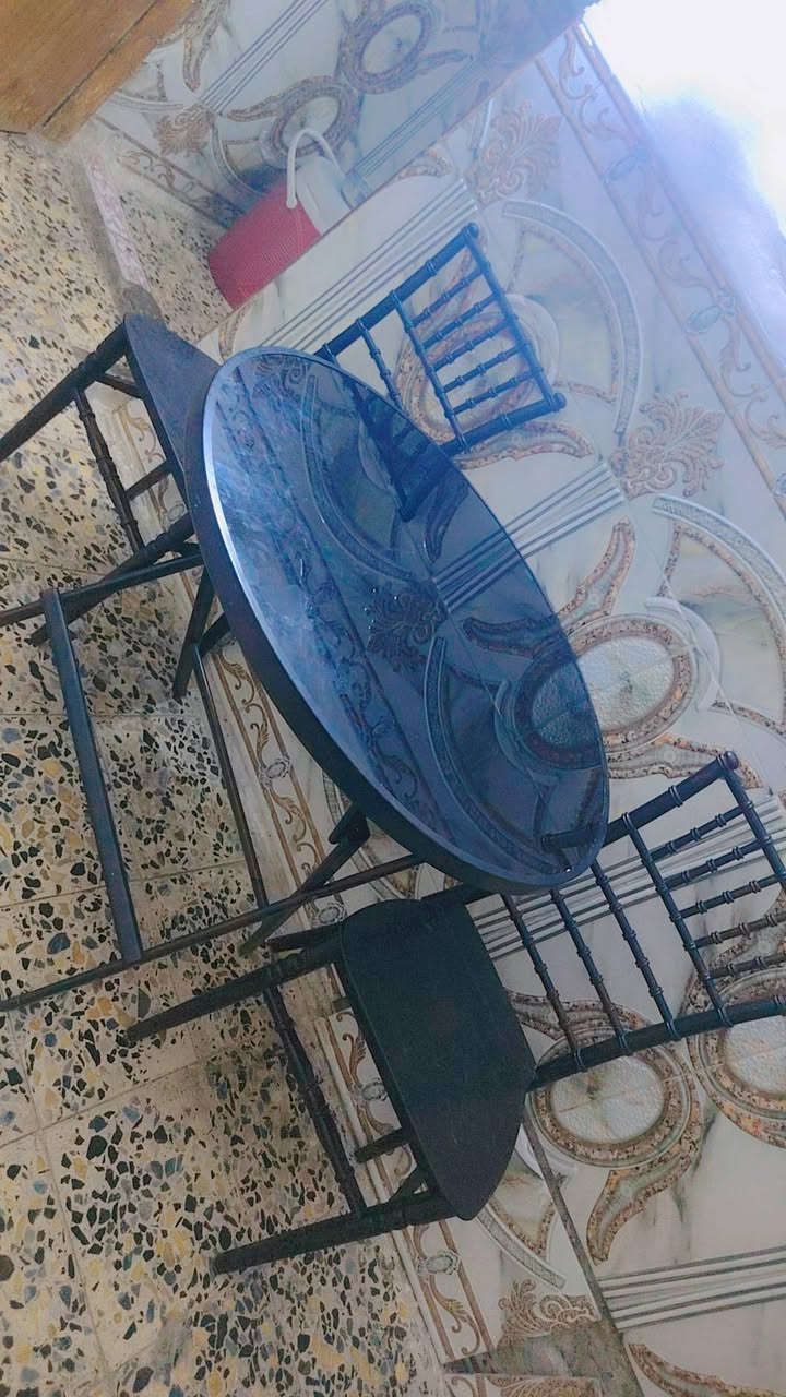 ميز طعام كرسي 2جديد واي ضرر مابيه سعر 75وبيه مجال قليل لتواصل علرقم ***********
