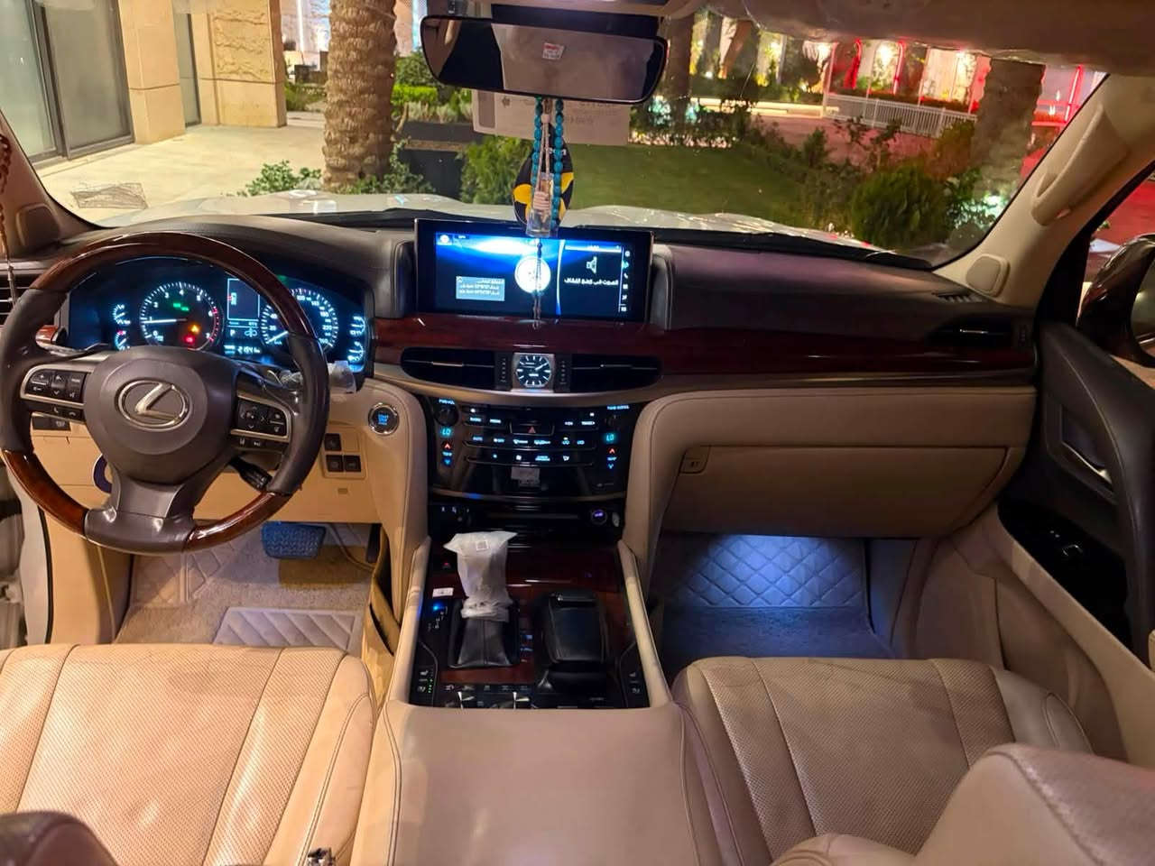 السلام عليكم 
لكزز 2016 
ماشيه 140.000k.m
مكفوله كفاله عامه 
السعر 53.000$ 
الاستفسار ***********
