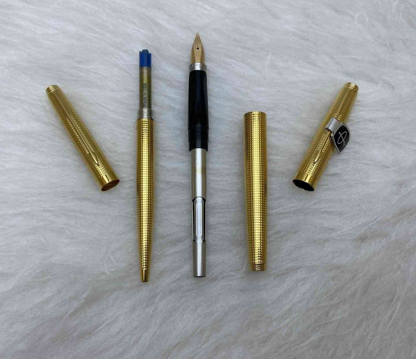 PARKER(75)
سيت باركر ٧٥
حبر و جاف
 امريكي المنشأ اصلي 
طلاء ذهب ثابت 
ريشة (سلاية) ذهب عيار 14k
نقشة مميزة ونادرة 
جديد غير مستخدم 
انتاج سنة الثمانينات 
مع العلبة الاصلية و الكرنتي
للاستفسار المراسله على الواتساب او الاتصال بالرقم  *********** 
يوجد خدمة توصيل داخل بغداد و محافظات #بغداد #محافظات
