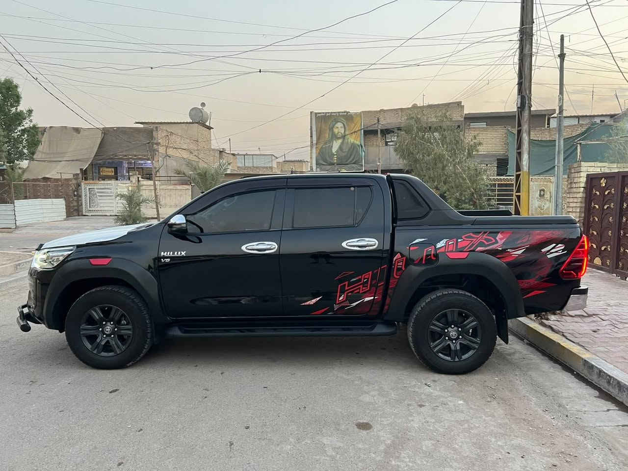تيوتا هايلوكس للبيع  موديل 2023  اسود ملكي  ساز فول مواصفات بانزين مكفوله كفاله عامه من ضربه وصبغ وتبديل وشخوط شرط سونار سياره جديده بمعنى الكلمة  (حتى كتاب تظليل بيه) جاهزه من كل النواحي مابيه اي نقص صندوق خلفي يفتح من كل جهات وسياره اخت زيرووو استخدام شخصي 
هايلوكس تي ار دي TRDعالي دبل كاب
محرك 6 سلندر 4.0 
موصفات: فول مواصفات للاخير  
شاشة
رادار امامي رادار جانبي رادار خلفي 
كشنات تبريد
شاحن وايرلس 
مثبت سرعة تفاعلي
كامرة خلفية 
حساسات امامي خلفي 
تبريد بالكشنات الاماميه 
سيارة وكالة ساز رقم سليمانيه دولي بسمي تحويل او وكالة  ماشية 38 الف حقيقي اخت زيرو 
سعر : 340 بيه مجال بسيط الاتصال على هذا الرقم 
***********
مكاني بغداد
