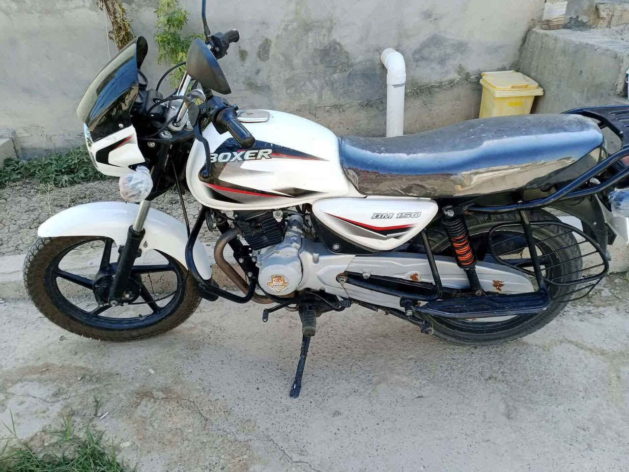 السلام عليكم دراجه بوكسر للبيع موديل 21 اوراق بيها كامله كهربائيات كلها شغاله شرط الفحص الترقيم باقيه بس البصمه مكينه مفتوحه مجفته جديد شركه تخم تايرات بيها سعرها 1150 بيها مجال مكاني شهربان لاتصال على الرقم التالي ***********

