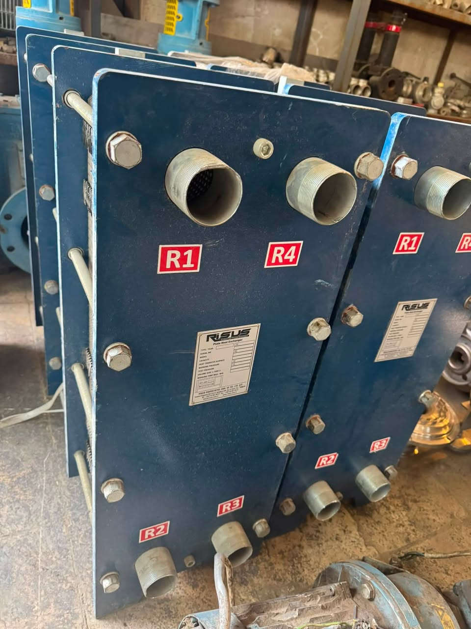مبادلات حرارية لوحية (Risus Plate Heat Exchangers)

متوفر للبيع مبادلات حرارية لوحية صناعية (Plate Heat Exchanger) ممتازة للتبادل الحراري السريع والتبريد/التسخين بكفاءة عالية، من إنتاج شركة RISUS التركية المتخصصة في الأنظمة الحرارية والصناعية.
المواصفات الفنية:
 الماركة: RISUS (تركيا)
 الموديل: RS14
 سنة الصنع: 2019
 ضغط العمل التشغيلي (Working Pressure): 10 Bar
 ضغط الاختبار (Test Pressure): 13 Bar
 نوع الألواح: استانلس ستيل (Stainless Steel) مقاوم للتآكل والصدأ
 حجم المداخل والمخارج: 4 فتحات تسنان لسهولة الربط والتركيب (R1, R2, R3, R4)
الاستخدامات والمجالات الصناعية:
 خطوط إنتاج الأغذية والمشروبات (بسترة وتبريد الحليب والعصائر)
 تبريد الزيوت والأنظمة الهيدروليكية في المعامل والمصانع
 منظومات التكييف والتبريد المركزية (Chillers & HVAC)
 المعامل الكيميائية والدوائية
العنوان بغداد باب الشيخ 
***********
***********
