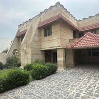 للبيع دار كلاسك – المنصور / حي دراغ  🏠 مساحة الدار: 387 م²  📐 الواجهة:...
