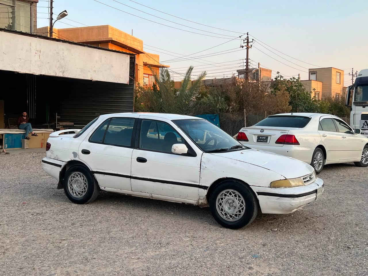 کیاسیڤیا مۆدێل 1994
بەشەرتی گێڕ و مەکینە 

تەبریت لەسەر سووچ 

ڕەقەم و سەنەوی مەزبوتە 

سەیارەکە بێ تەقە و ڕەقەیە 

بارکۆدی بەنزینی هەیە ماڵی دۆستە و هەرزانە 
سەیارەکە لەکفریە
*********** ئەدمین گیان 🌹
