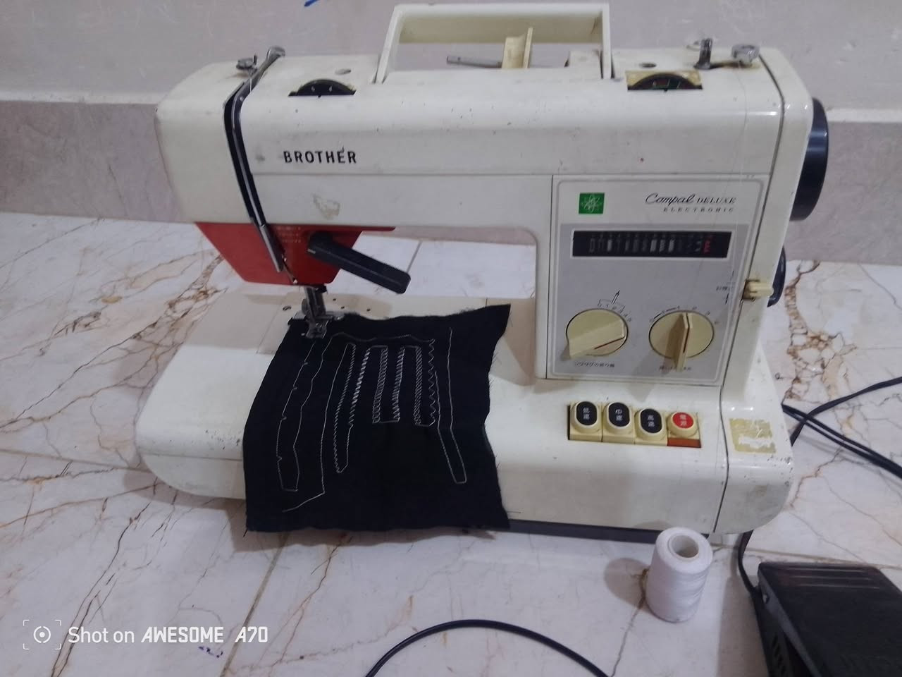 مكينه خياطه (محور بس الدواسه) للبيع السعر 125,000 وبيه مجال قليل المكان نجف كوفه سايدين ميثم التمار للتواصل او الاستفسار  واتساب او الاتصال على الرقم***********

نص مكتوب في الصور:
- Shot on AWESOME A70