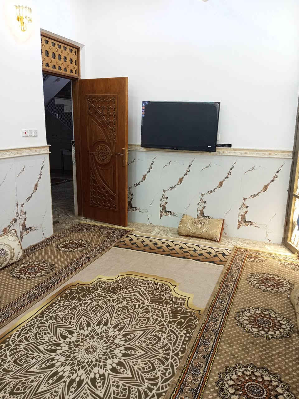 سلام عليكم.
بيت للبيع ....طابقين
 واجهيه 10م
مساحه 100م. مربع بطن ركن شارع 15
العنوان .حي الموظفين 8000
البيت يحتوي على استقبال .مطبخ .غرفه نوم.صاله .صحيات. طابق ارضي
طابق ثاني.غرفه نوم .صاله.صحيات .///استقبال .مطبخ. بناء  السقف  خدمات ماء. تبليط .مجاري.. علما مطلوب اسكان.......
***********@
