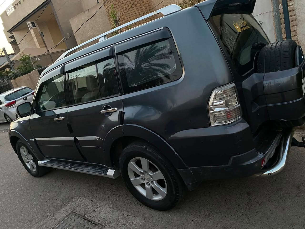 السلام عليكم
للبيع باجيرو حبتور موديل ٨ السياره ابلاديه فول مواصفات دمام فتحه مري شفط ٣ قطع تبريد شاشا كأمره خلفيه  محرك كير تبريد صدر مكفولات لايت زنون فور ويل السياره بيه قطعتين صبغ فقط اثر جراد بدون اي دواخل بسمي تحويل مباشر  السعر ١٠٣ بيه مجال الاتصال ***********
