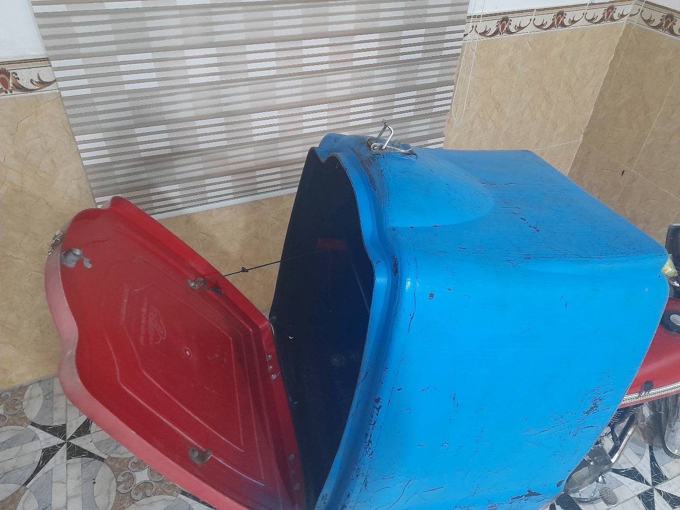 صندوق دلفري للدراجه
صندوگ نضيف حجم كبير لاصحاب التوصيل او للتخزين 
محكم الاغلاق مع مكان قفل
السعر 35 الف وبي مجال
مع الراسطه للتثبيت 5 الاف 
للتواصل خاص او عبر الواتساب وانه بخدمتكم
