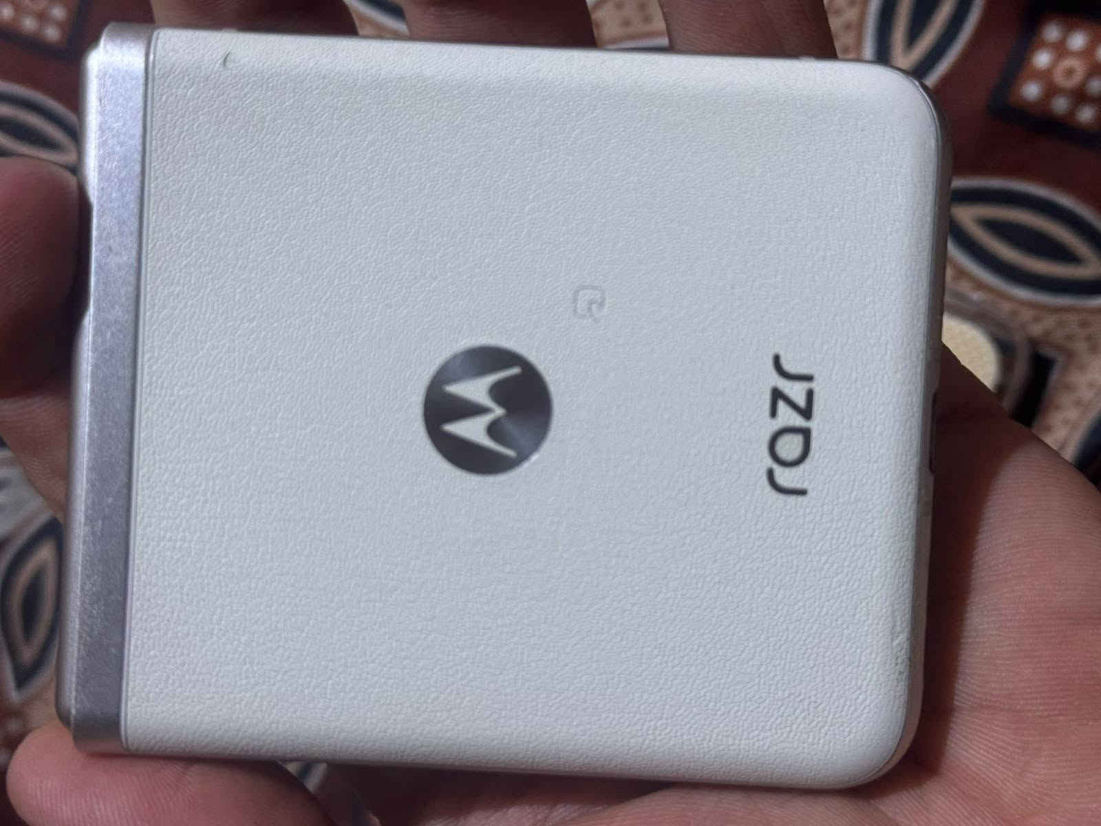 motorola razr 40s
موترلا رازر 40s 
بطاريه 4200
جهاز حيل جديد لدرجه 
مراوس #بايفووون فقط
سعرا 350 
مكاني تكريت القادسيه 
***********

نص مكتوب في الصور:
- لمحة عن الهاتف
- اسم الجهاز
- التخزين
- ٢٥٦ غ.ب/ ٢٧٠ غ.ب
- ذاكرة الوصول العشوائي (RAM)
- ٨ جيجابايت+٤جيجابايت (تعزيز ذاكرة الوصول العشوائي (RAM))
- الكاميرا
- الجهة الأمامية ٣٢ ميجابكسل / الجهة الخلفية ٦٤ ميجابكسل + ١٣ ميجابكسل
- الشاشة
- داخلية ١٠٨٠×٢٦٤٠ / خارجية ٣٦٨×١٩٤
- تفاصيل الجهاز
- حالة بطاقة SIM، الطراز، معلومات حول الجهاز، IMEI، إصدار Android
- معرّفات الأجهزة
- عنوان IP، عنوان وحدة تحكم وصول الوسائط (MAC) لشبكة Wi-Fi، عنوان وحدة تحكم وصول الوسائط (MAC) لشبكة Wi-Fi للجهاز، عنوان البلوتوث، وقت التشغيل، رقم الإصدار
- المعلومات القانونية
- التصنيفات التنظيمية
- تفاصيل الجهاز الطراز motorola razr 40s معلومات حول الجهاز إصدار Android 16 ThinkShield احم جهازك على كل المستويات قناة البرنامج softbank رقم الهاتف • بطاقة SIM Asiacell +964 770 800 4626 رقم الهاتف • بطاقة eSIM غير متاح حالة بطاقة SIM Asiacell +964 770 800 4626 حالة بطاقة eSIM