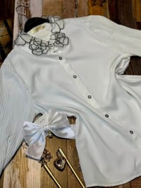 للبيع شلعه    عندي 85 درزن صدريه و 85 درزن قميص  👕✅👀  صداري مدرسي  ابت...