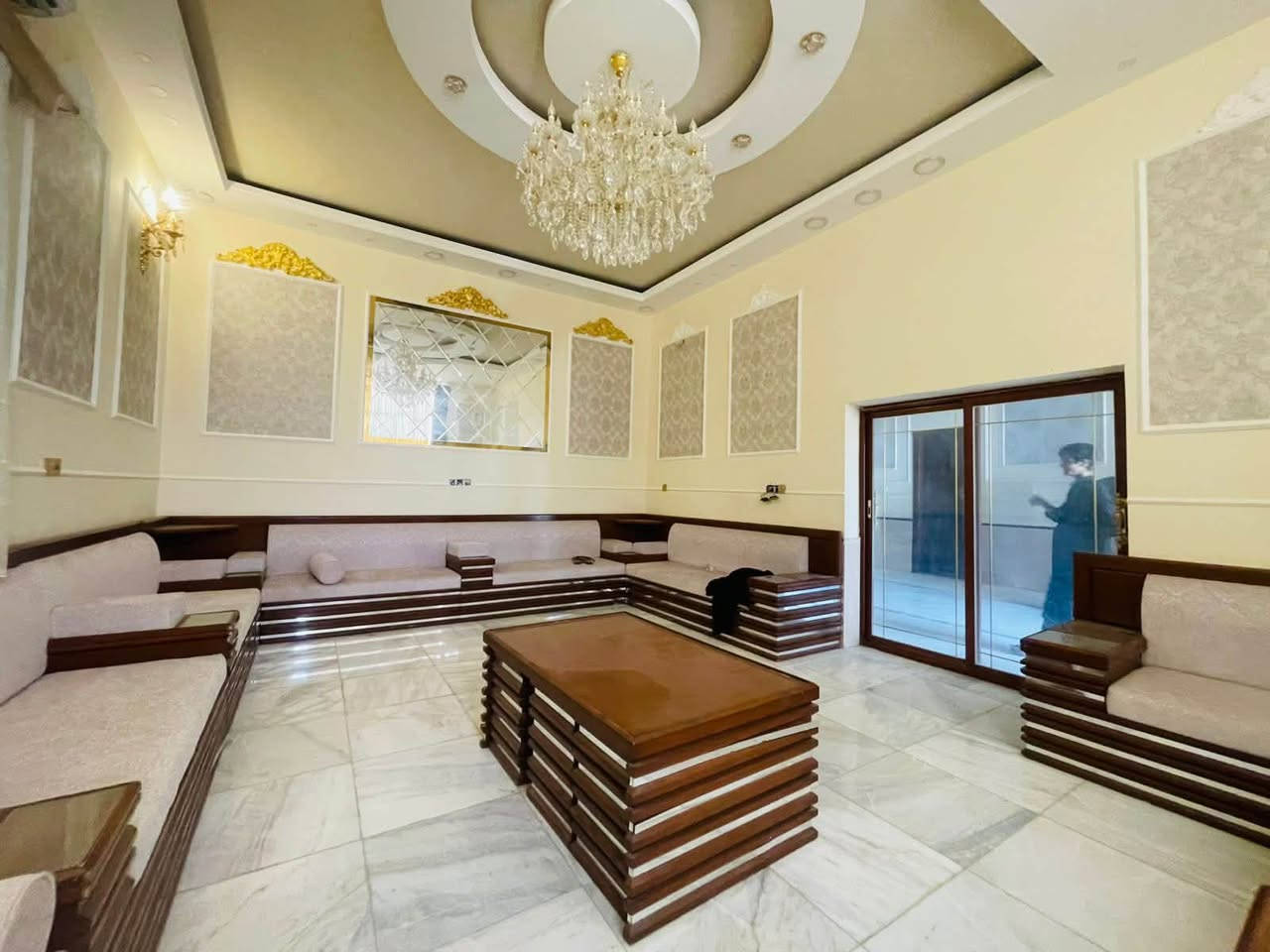 (1)6غرف نوم كبار 
(2)5صحيات ومطبخ 
(3)2050 نخله برحي ومكتوم وخلاص 
(4)500شجره حمضيات وفواكه 
(5)غرفه خارج البيت حق حارس 
(6)5محميات حق حيوانات 
رقم هاتف ***********
