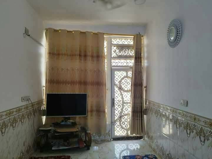 السلام عليكم دار سكن للبيع فول المواصفات في الكوت منطقة حي الحكيم نزلة بيت خليفة يقع على شارع 10م مساحتة 200م البناء طابوق درجة اولى والسقف صب مسلح والارضية والجدران سيراميك ويتكون البيت من غرفتين نوم وصالة واستقبال ومطبخ وصحيات داخلية وخارجية ومرقم من قبل البلدية السعر 60 وبي مجال الاستفسار الاتصال على هذا الرقم ***********
