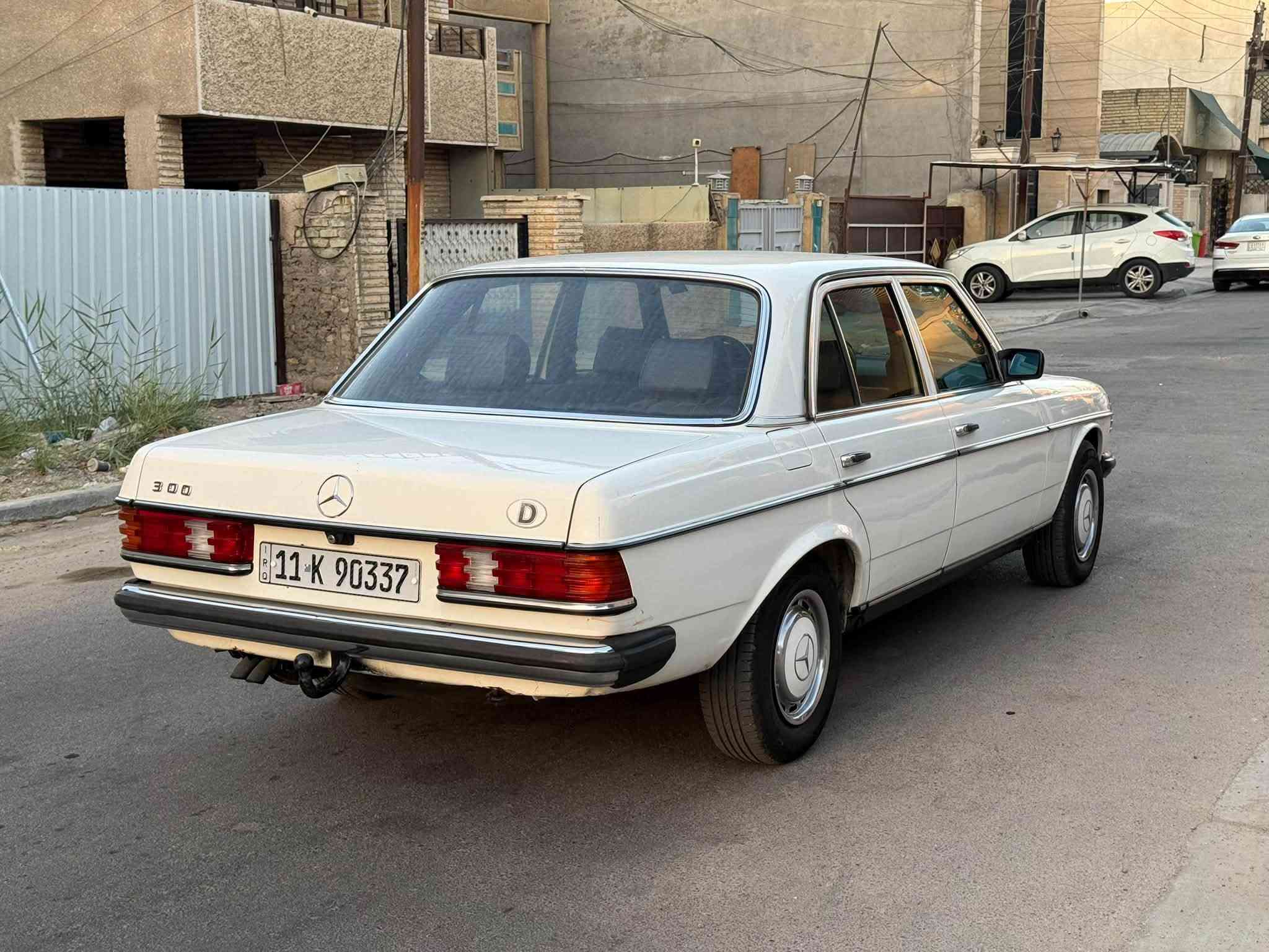 مرسيدس w123 ابو جحيل موديل 1983 اصل .. محرك بلادي 6 سلندر حجم 300 عنكبوت
السياره مكفوله من الضربه او التعمير ،، صبغ جماليه فقط 
محرك وكير جدد تبريد شغال صدر امامي خلفي تخم تاير كله جديد ،،، السياره بلواقع احلى من الصور وغرفتها جديده
رقم بغداد دولي وبأسمي ،، المكان بغداد حي الخضراء
السعر 70 ورقه ،، ***********
